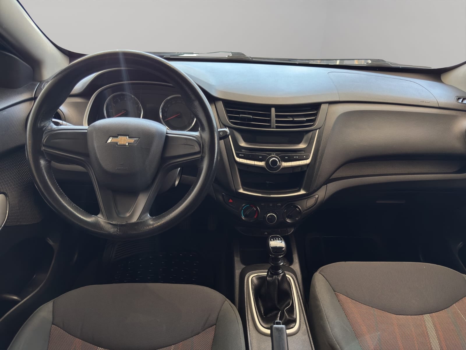 2023 Chevrolet Aveo 4 pts. LS, TM5, a/ac., R-14 (línea anterior)