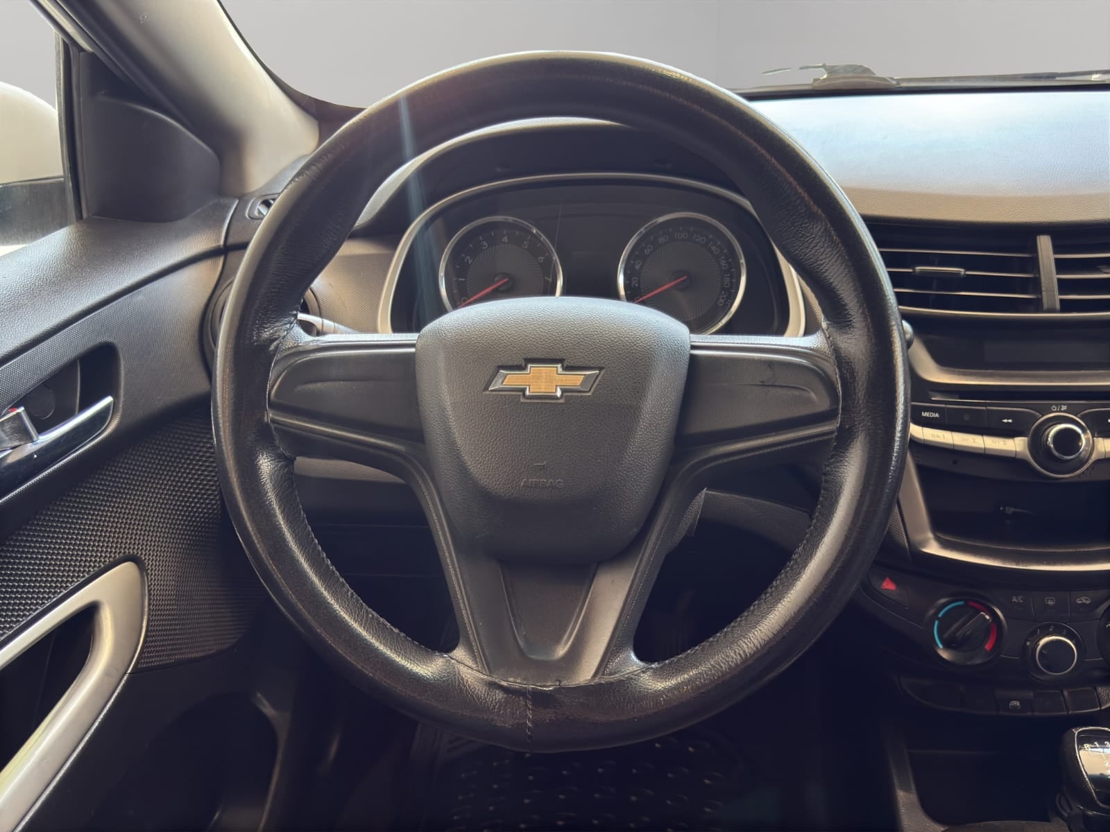 2023 Chevrolet Aveo 4 pts. LS, TM5, a/ac., R-14 (línea anterior)