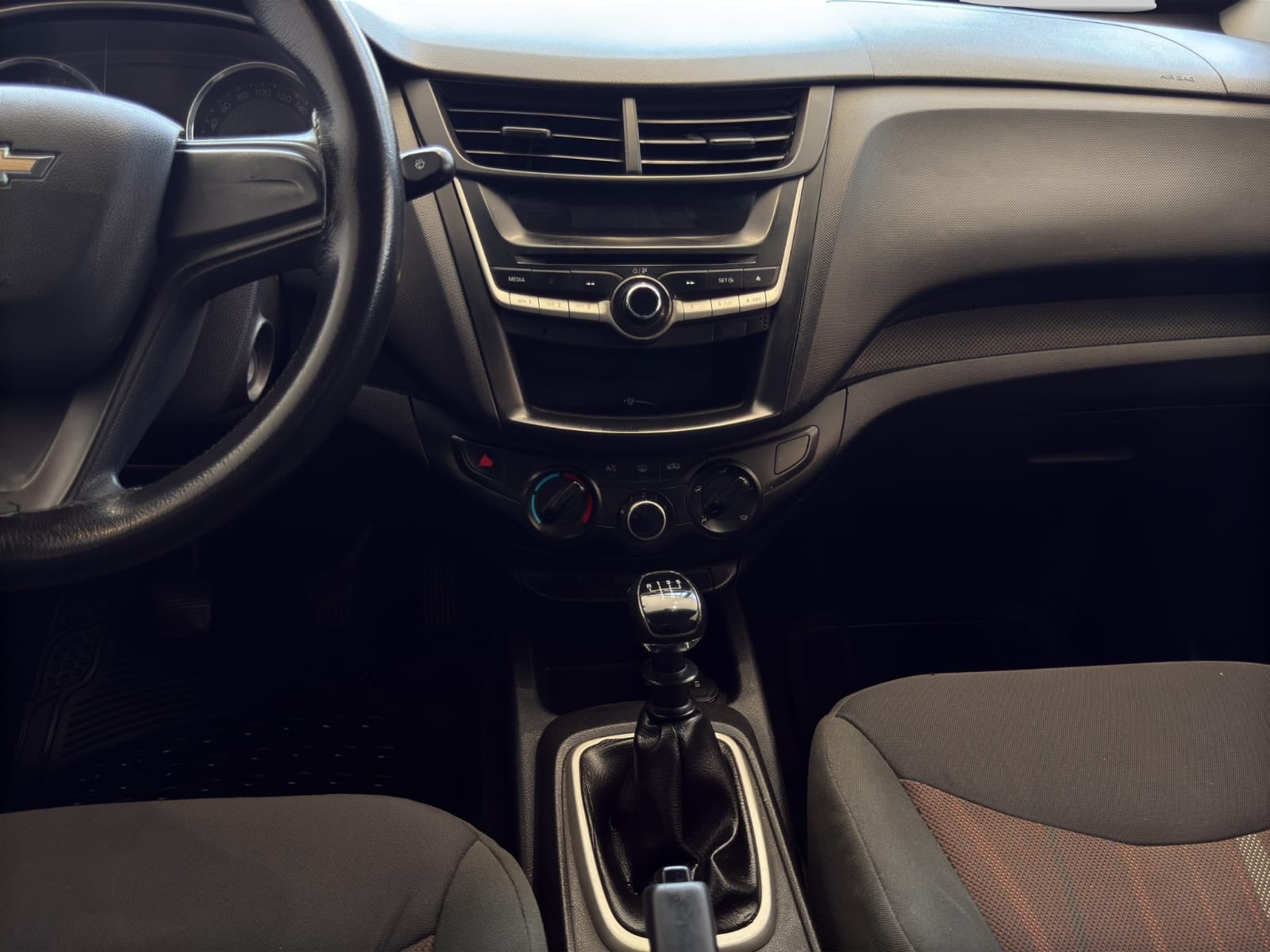 2023 Chevrolet Aveo 4 pts. LS, TM5, a/ac., R-14 (línea anterior)