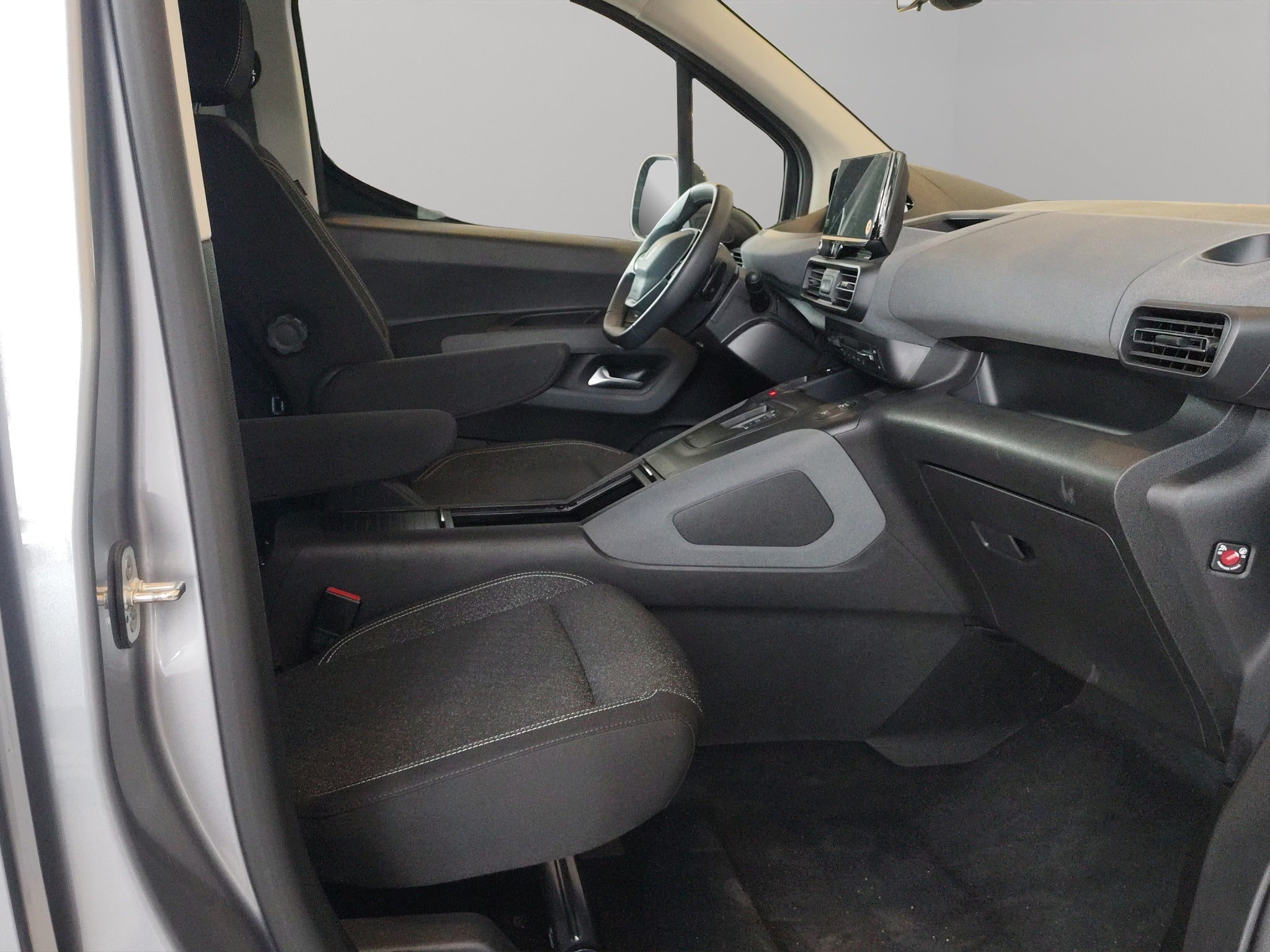 2026 Peugeot Rifter Minivan 5 pts. Allure Pack PureTech, 1.2T, TA, a/ac., 7 pas., R-16