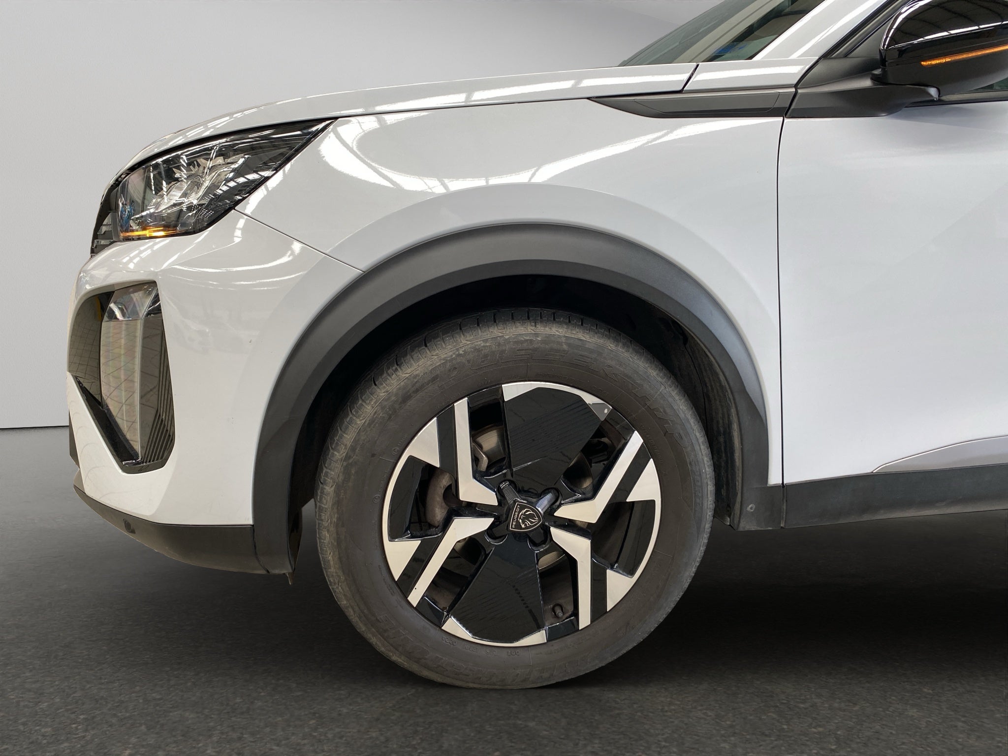 2025 Peugeot 2008 VUD 5 pts. Allure, 1.2T, TA, pantalla touch 10