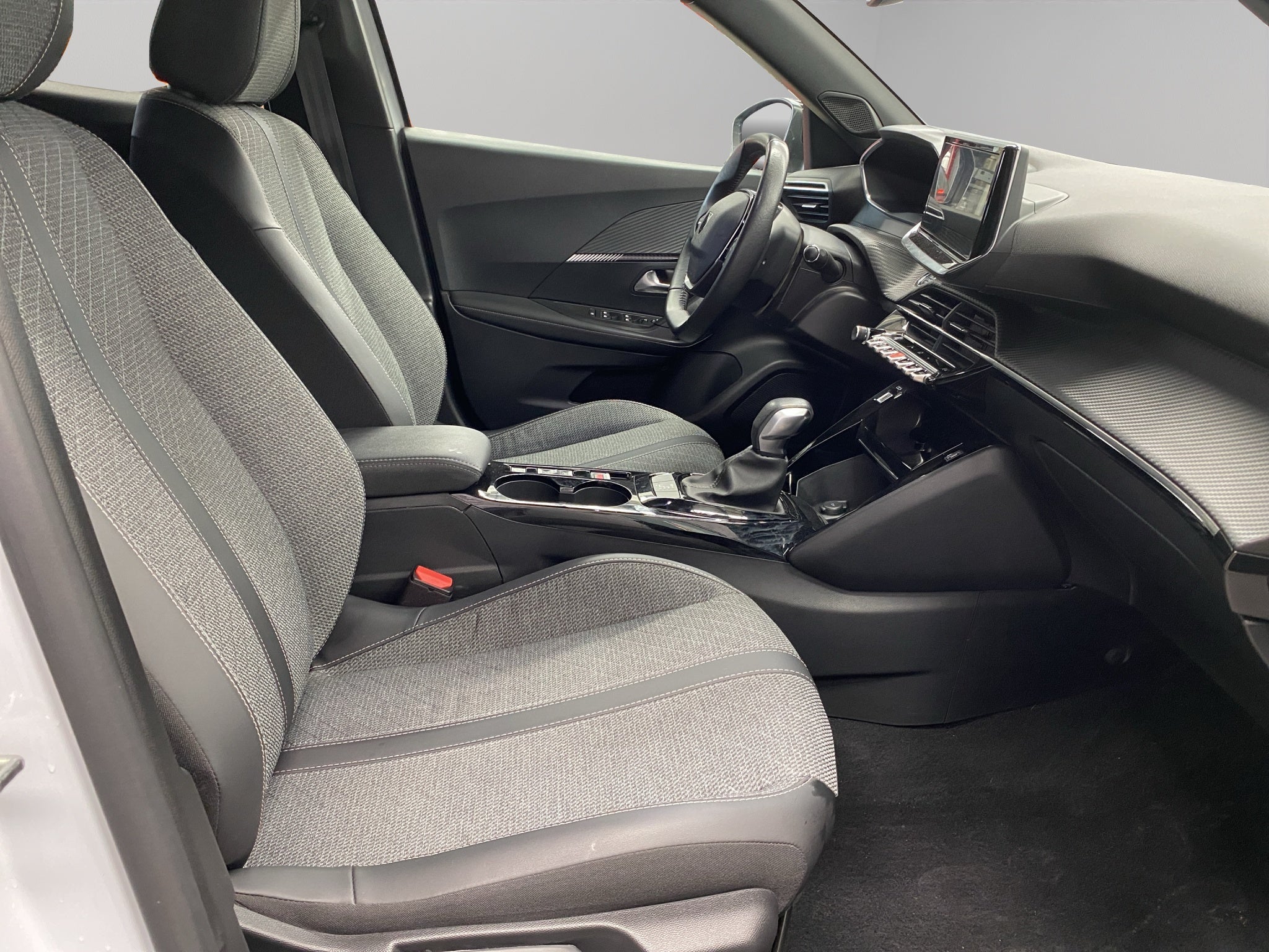 2025 Peugeot 2008 VUD 5 pts. Allure, 1.2T, TA, pantalla touch 10