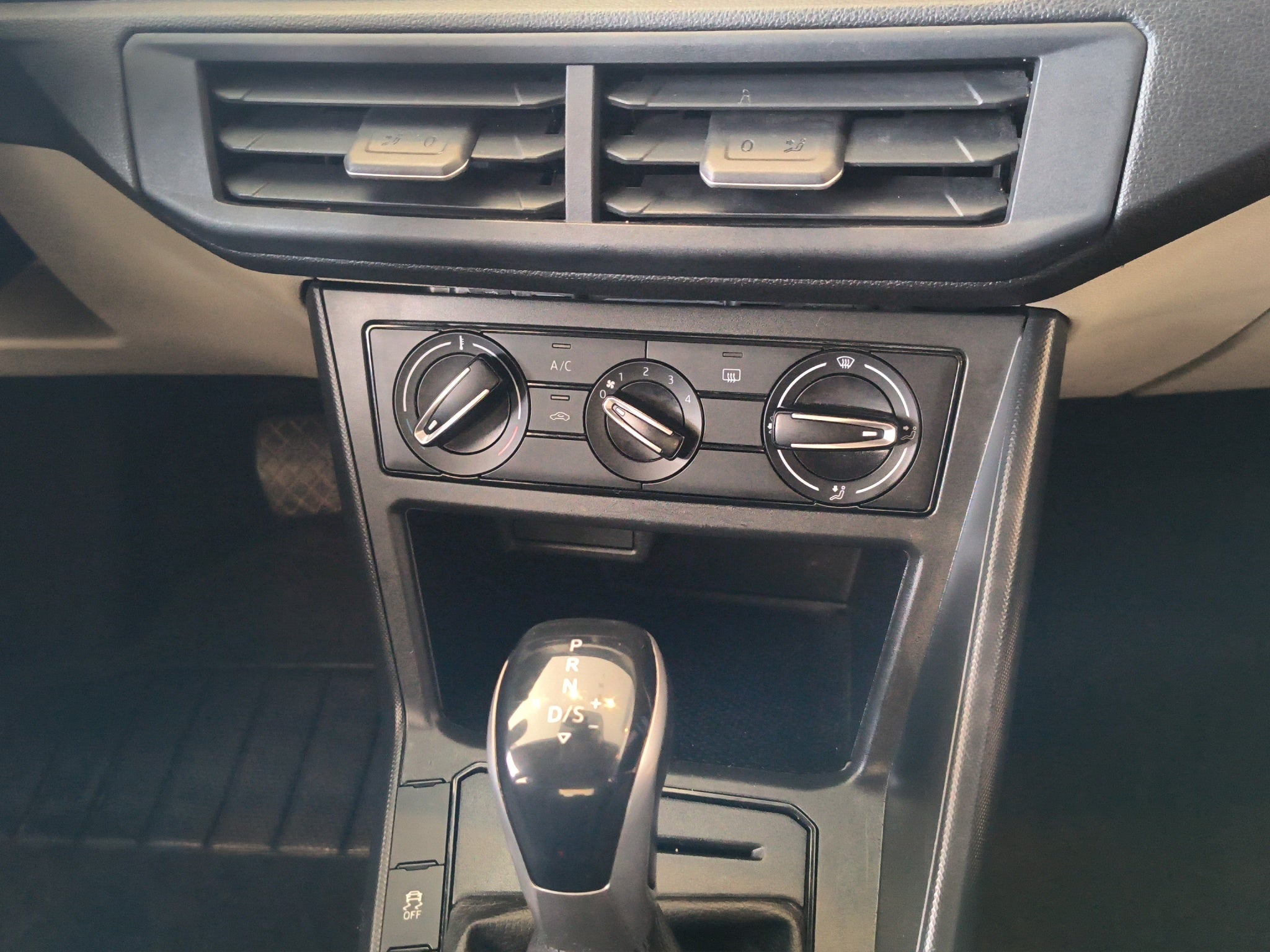 2024 Volkswagen Virtus 4 pts. Trendline, 1.6l, TM5, a/ac., R-15