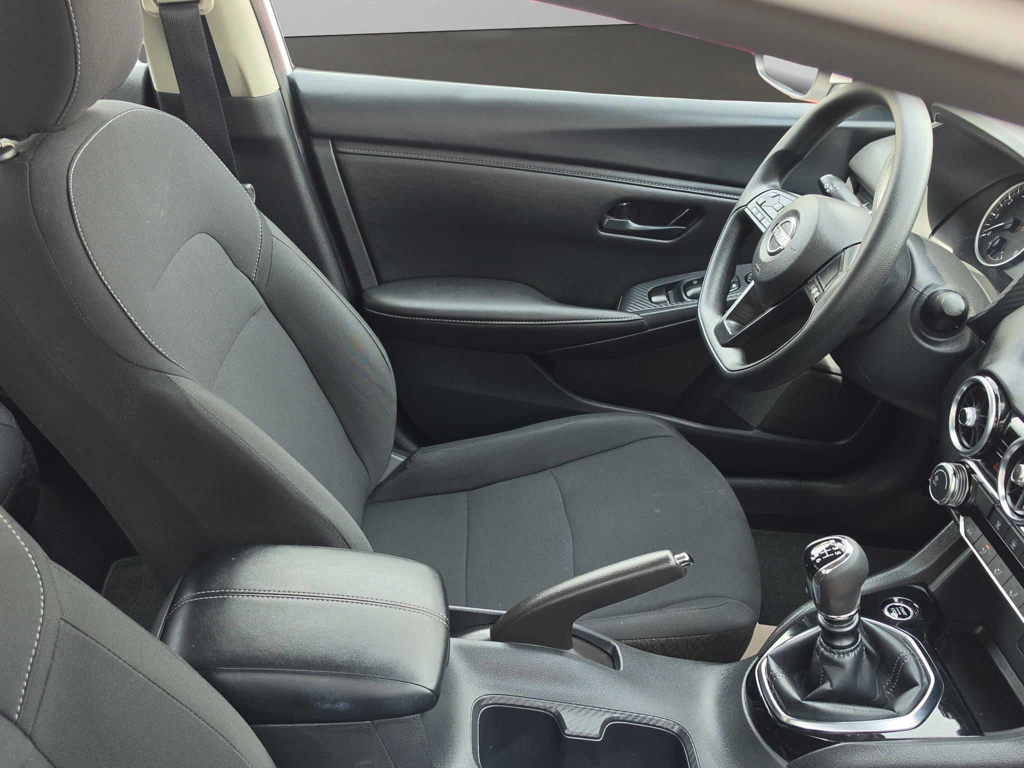 2025 Nissan Sentra 4 pts. Sense, TM6, a/ac., RA-16 (línea anterior)