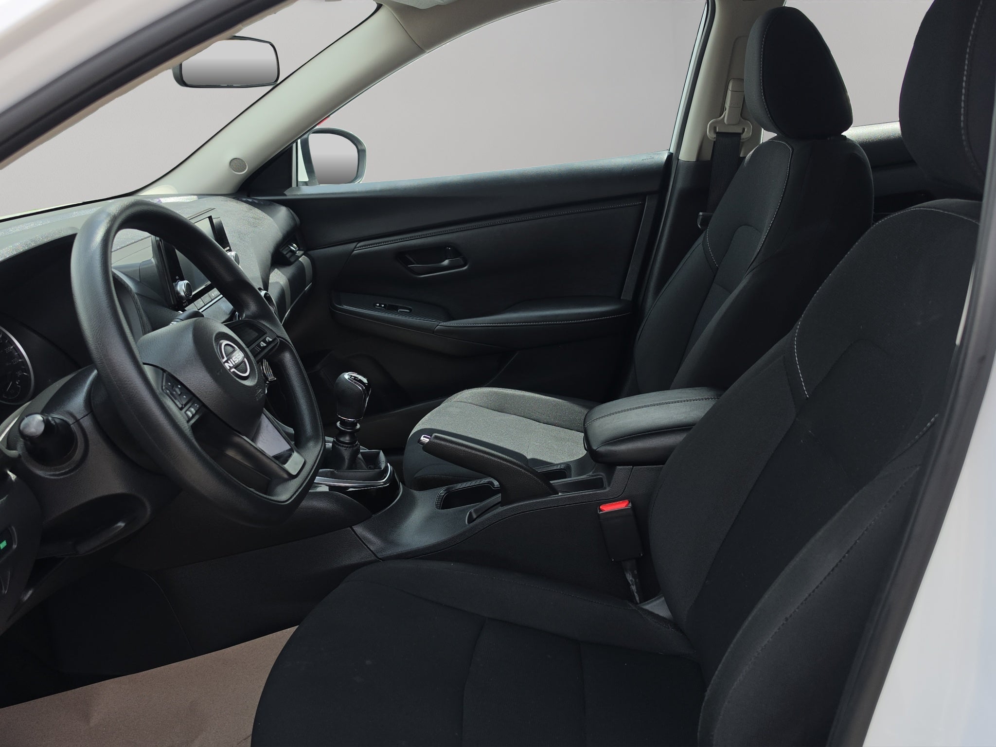 2025 Nissan Sentra 4 pts. Sense, TM6, a/ac., RA-16 (línea anterior)