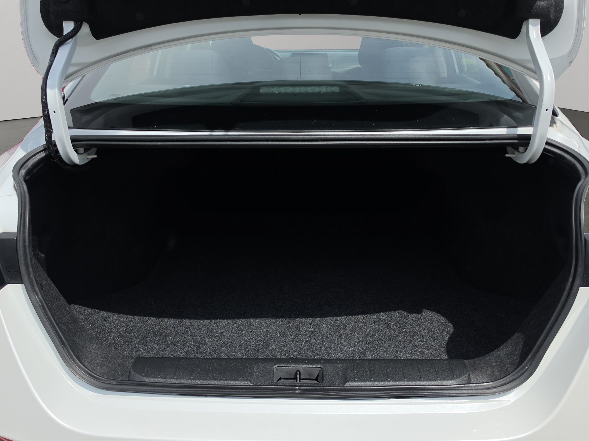 2025 Nissan Sentra 4 pts. Sense, TM6, a/ac., RA-16 (línea anterior)