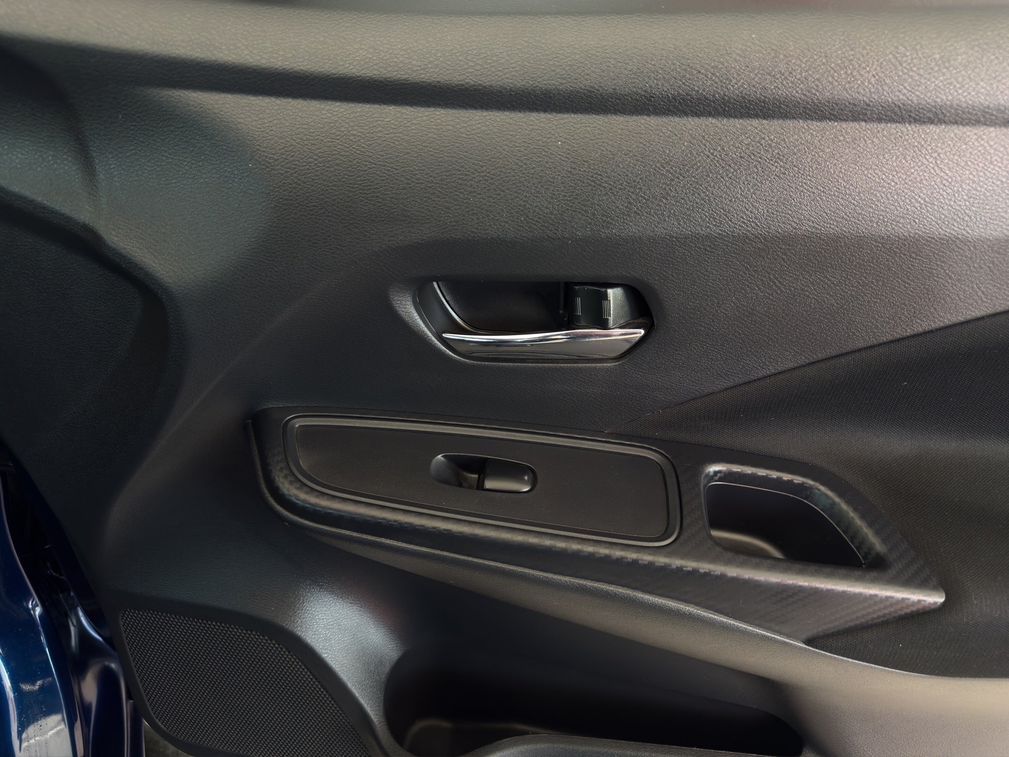 2024 Nissan Versa 4 pts. Advance, TM5, a/ac., f. niebla, RA-16