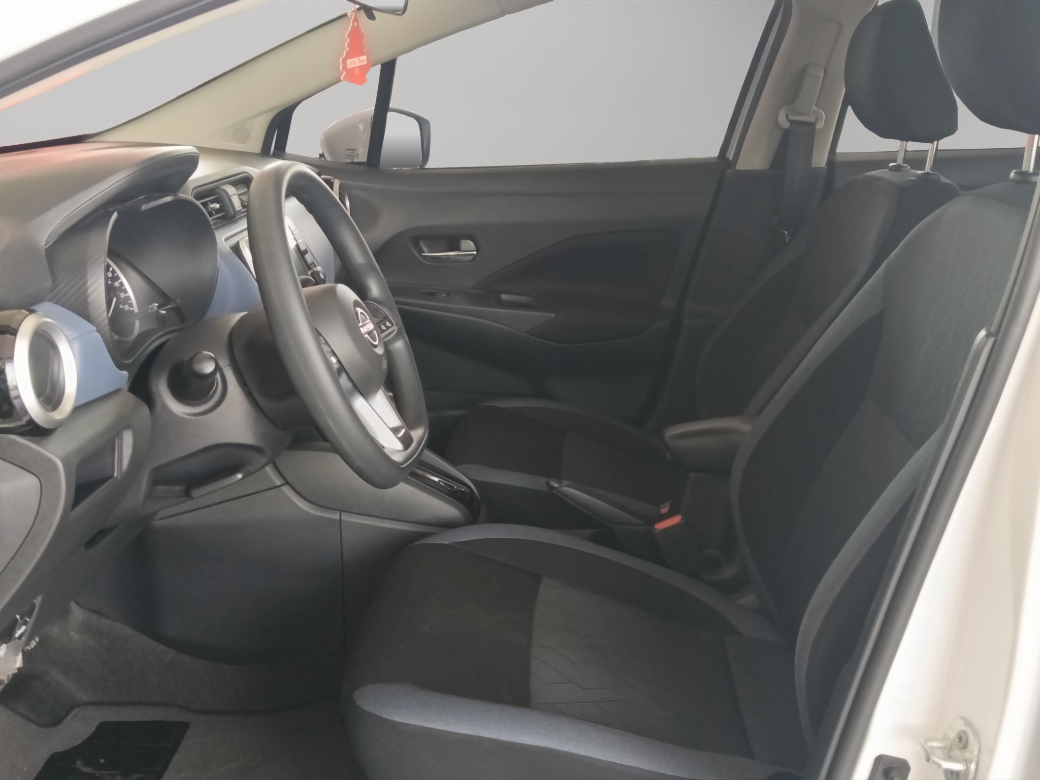 2024 Nissan Versa 4 pts. Advance, CVT, a/ac; f. niebla, RA-16