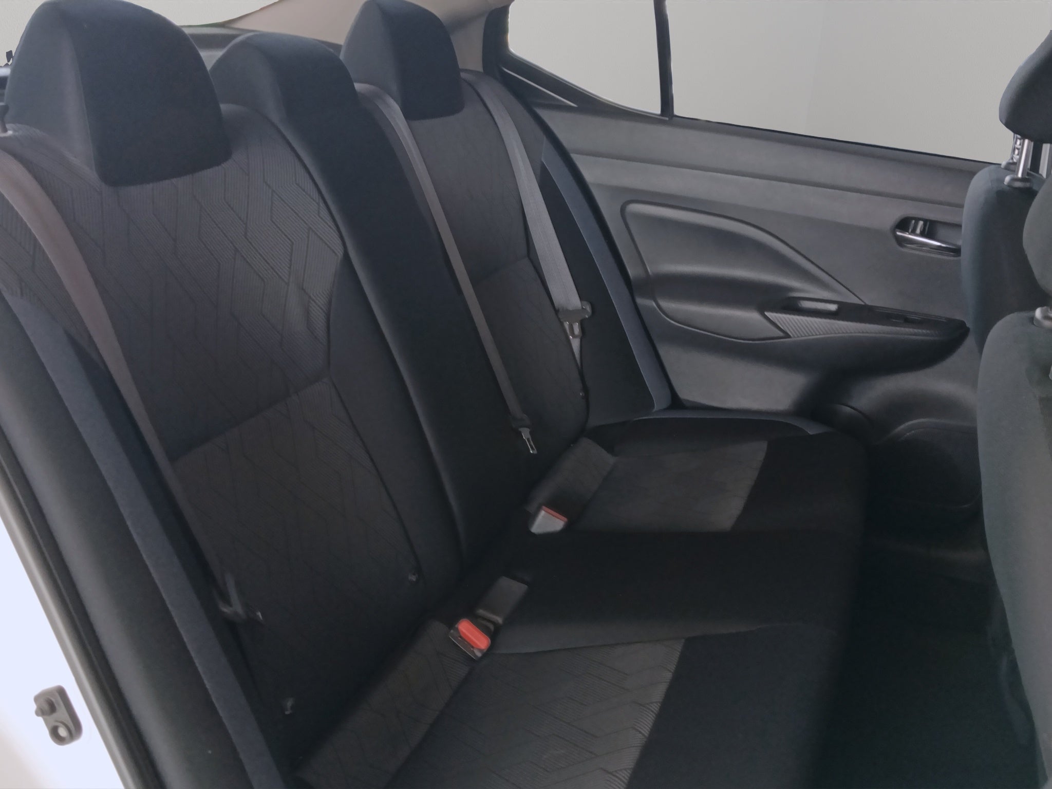 2024 Nissan Versa 4 pts. Advance, CVT, a/ac; f. niebla, RA-16