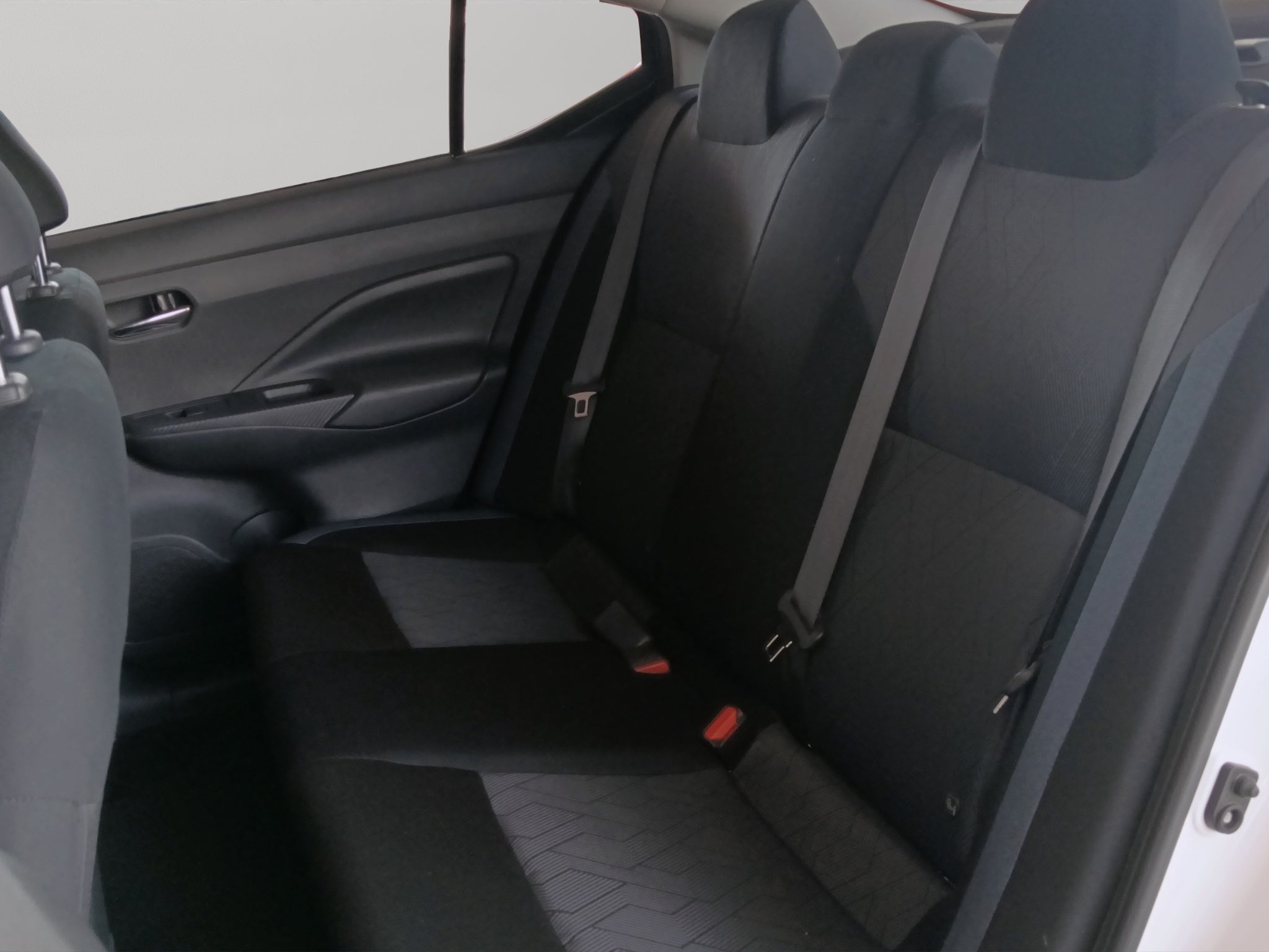 2024 Nissan Versa 4 pts. Advance, CVT, a/ac; f. niebla, RA-16