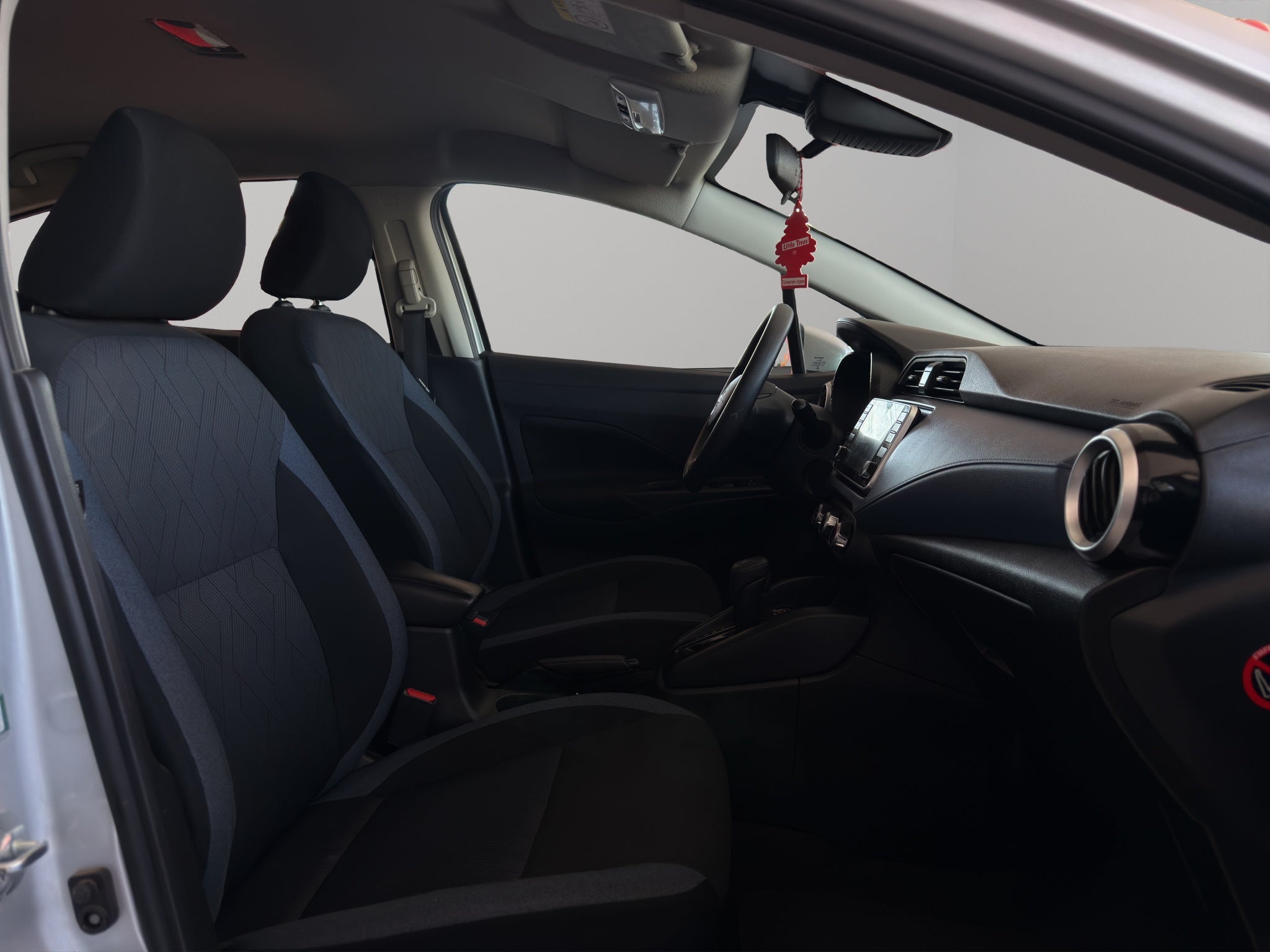 2023 Nissan Versa 4 pts. Advance, TM5, a/ac., f. niebla, RA-16 (cambio de línea)