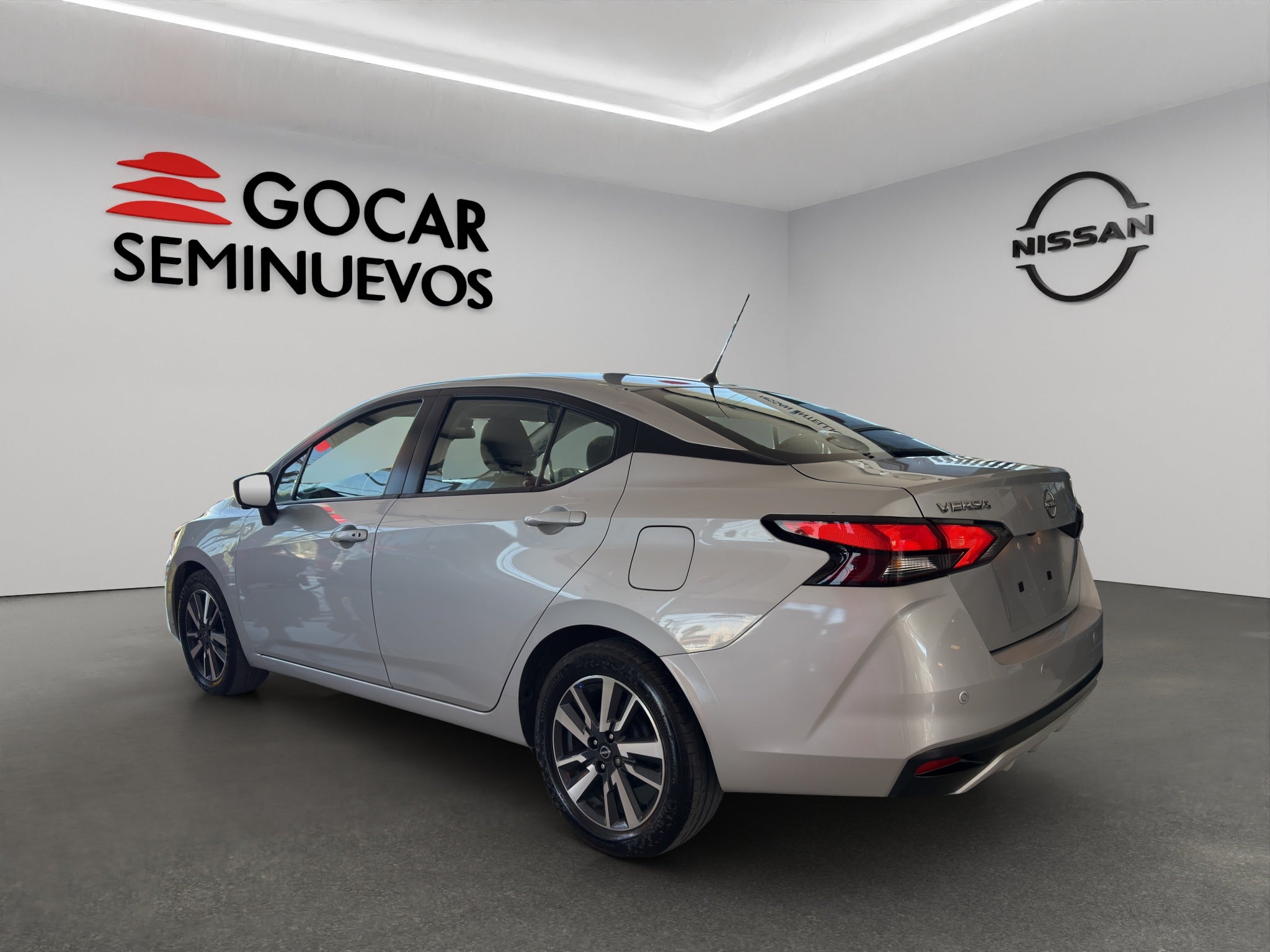 2023 Nissan Versa 4 pts. Advance, TM5, a/ac., f. niebla, RA-16 (cambio de línea)