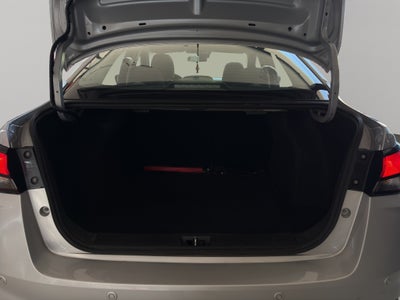 2023 Nissan Versa 4 pts. Advance, TM5, a/ac., f. niebla, RA-16 (cambio de línea)