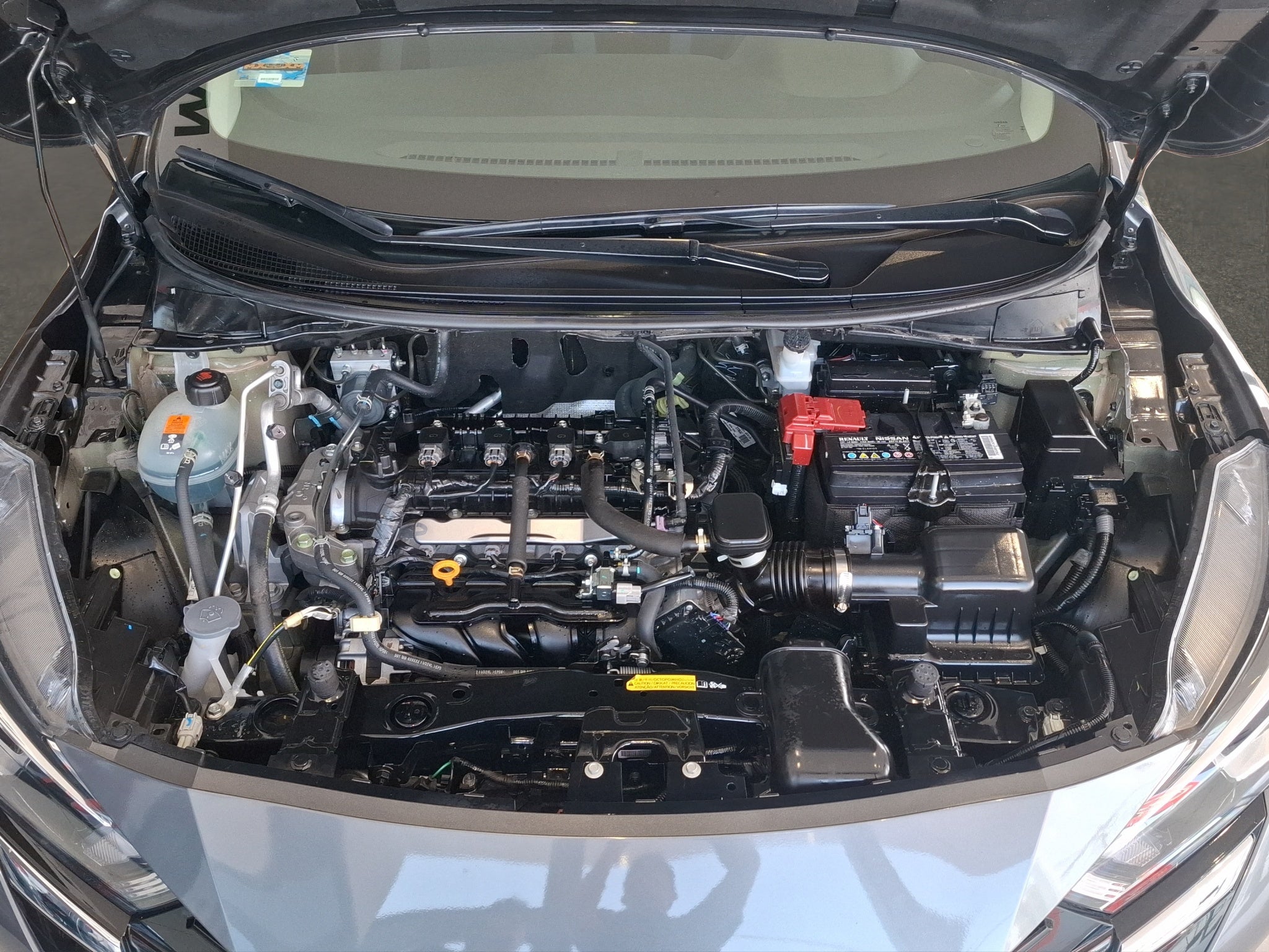 2023 Nissan Versa 4 pts. Advance, TM5, a/ac., f. niebla, RA-16 (cambio de línea)