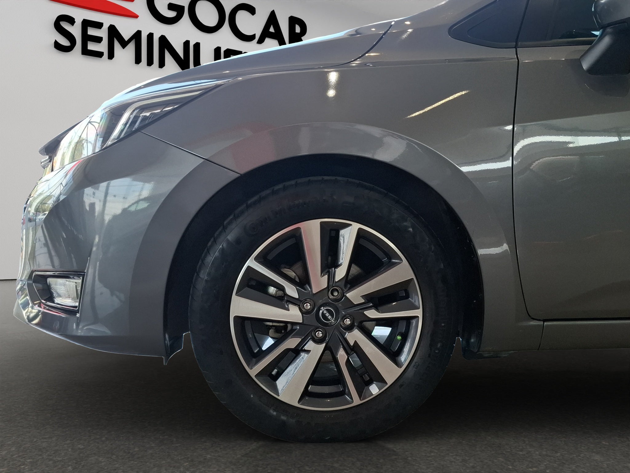 2023 Nissan Versa 4 pts. Advance, TM5, a/ac., f. niebla, RA-16 (cambio de línea)