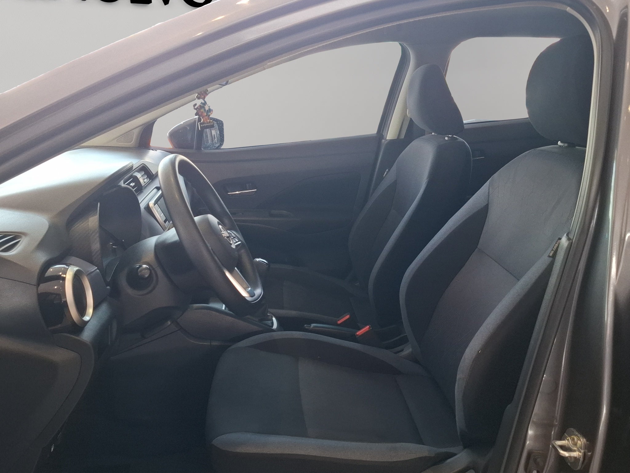 2023 Nissan Versa 4 pts. Advance, TM5, a/ac., f. niebla, RA-16 (cambio de línea)