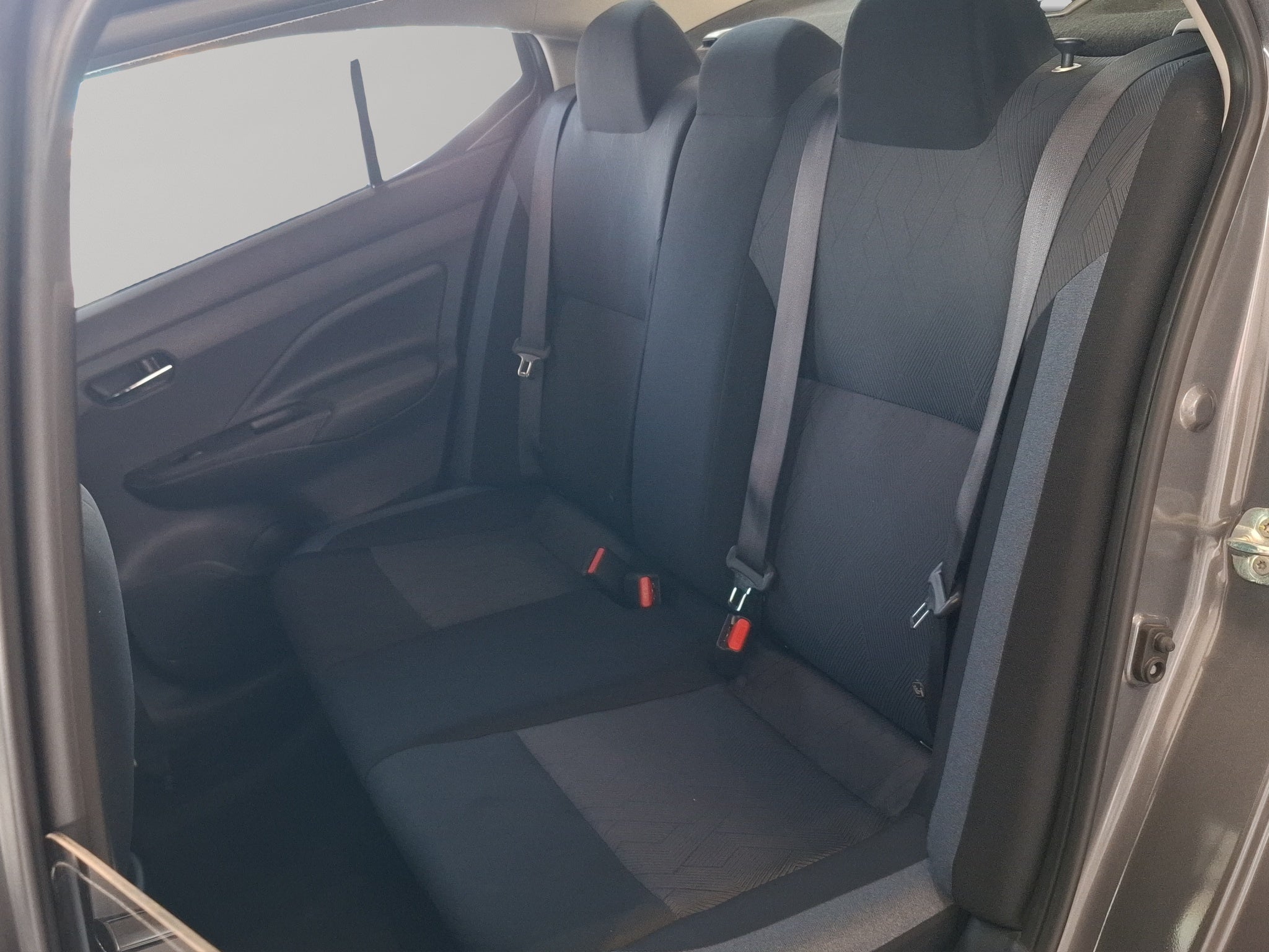 2023 Nissan Versa 4 pts. Advance, TM5, a/ac., f. niebla, RA-16 (cambio de línea)