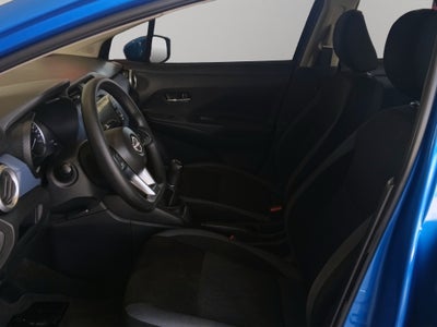 2024 Nissan Versa 4 pts. Advance, TM5, a/ac., f. niebla, RA-16