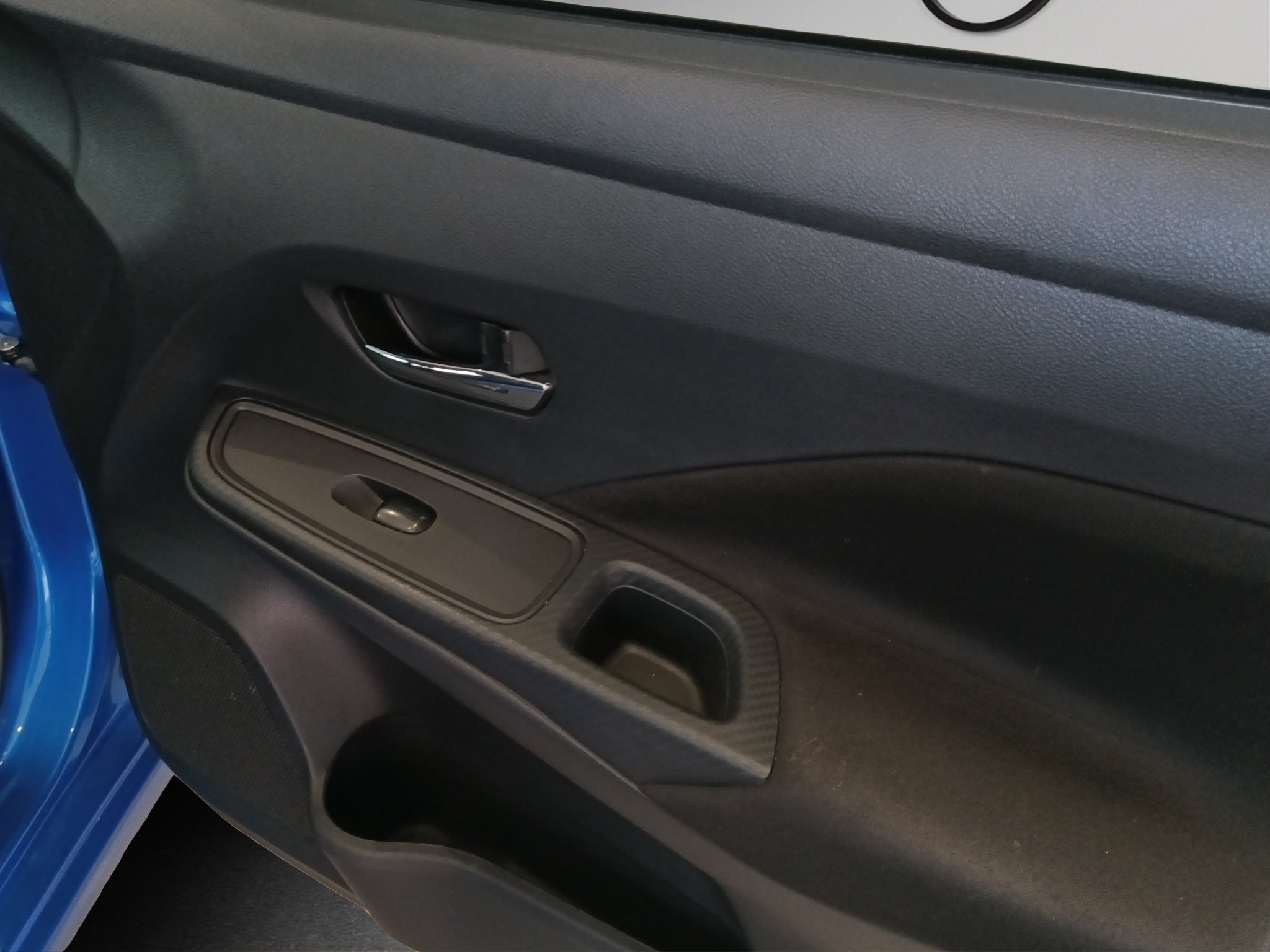 2024 Nissan Versa 4 pts. Advance, TM5, a/ac., f. niebla, RA-16