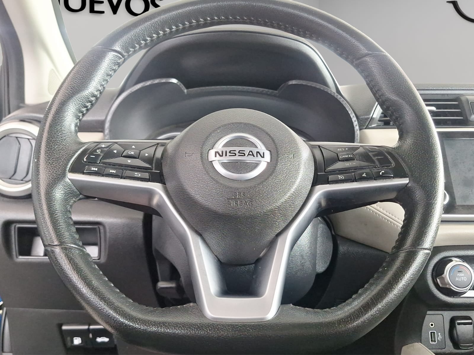 2021 Nissan Versa 4 pts. Platinum, TA, a/ac. Aut., VE, piel, GPS, f. led, RA-17