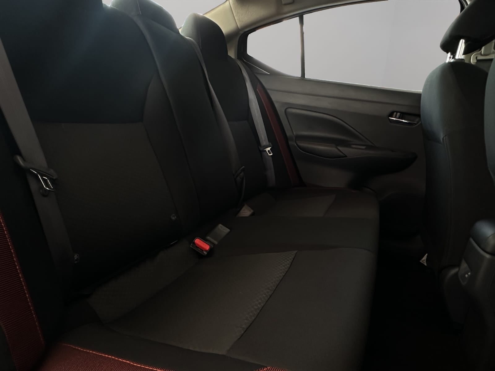 2024 Nissan Versa 4 pts. SR, TA, a/ac. Aut., f. niebla, f. led, spoiler, RA-17