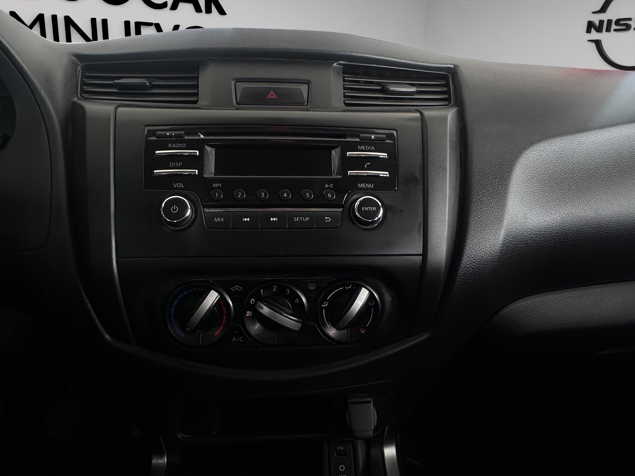 2024 Nissan Comerciales NP300 2 pts. Pick-Up, Cab. Sencilla, TM6, a/ac.