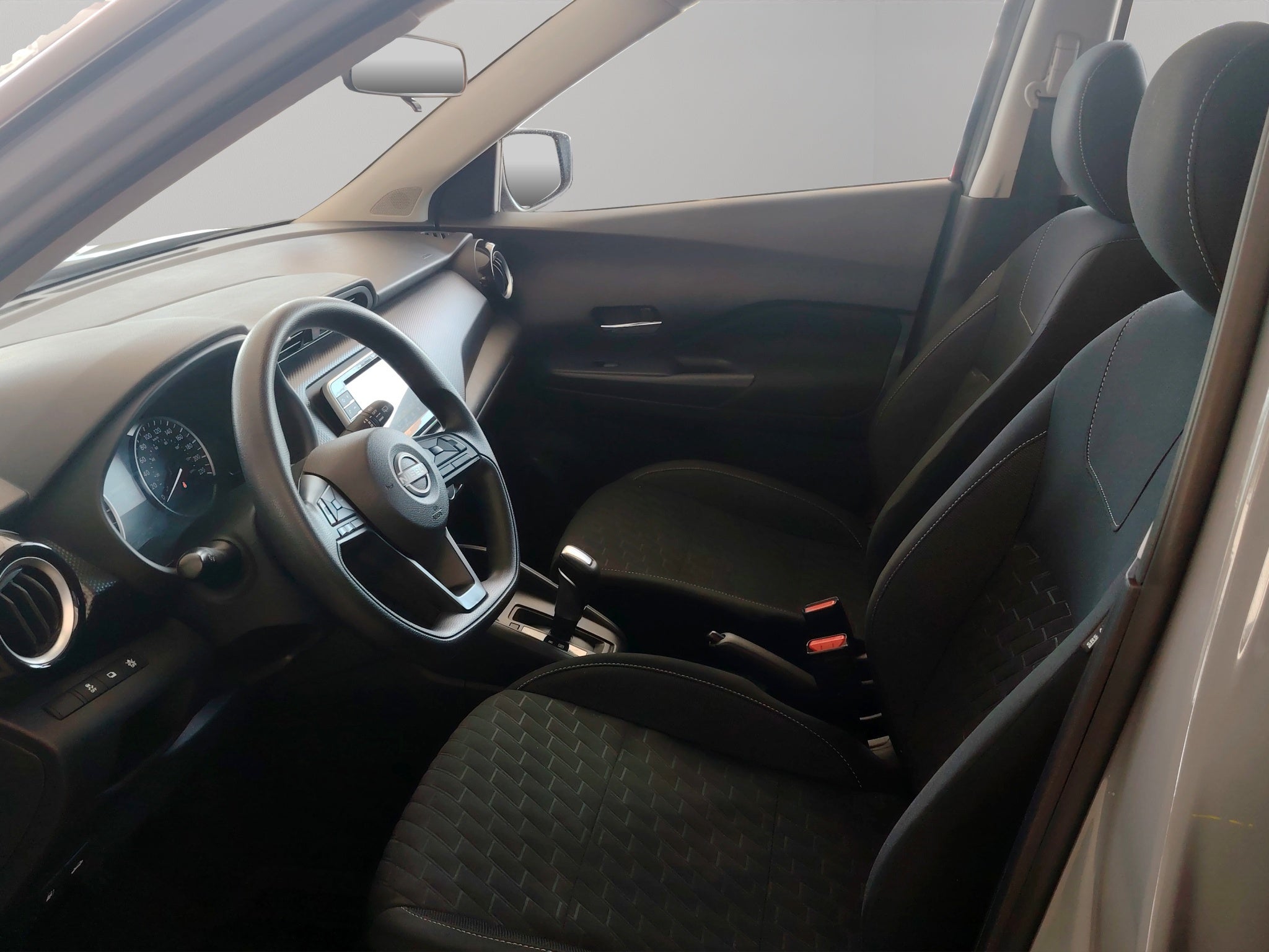 2025 Nissan Kicks VUD 5 pts. Play Advance, 1.6l, TM5, RA-17 (línea nueva)