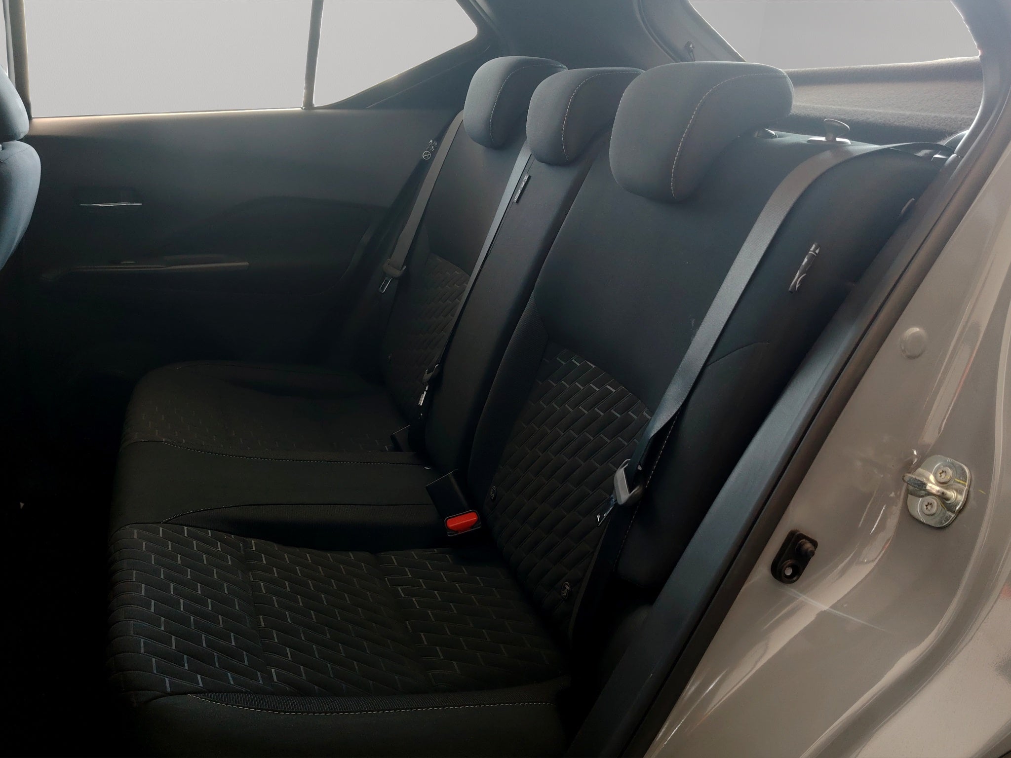2025 Nissan Kicks VUD 5 pts. Play Advance, 1.6l, TM5, RA-17 (línea nueva)