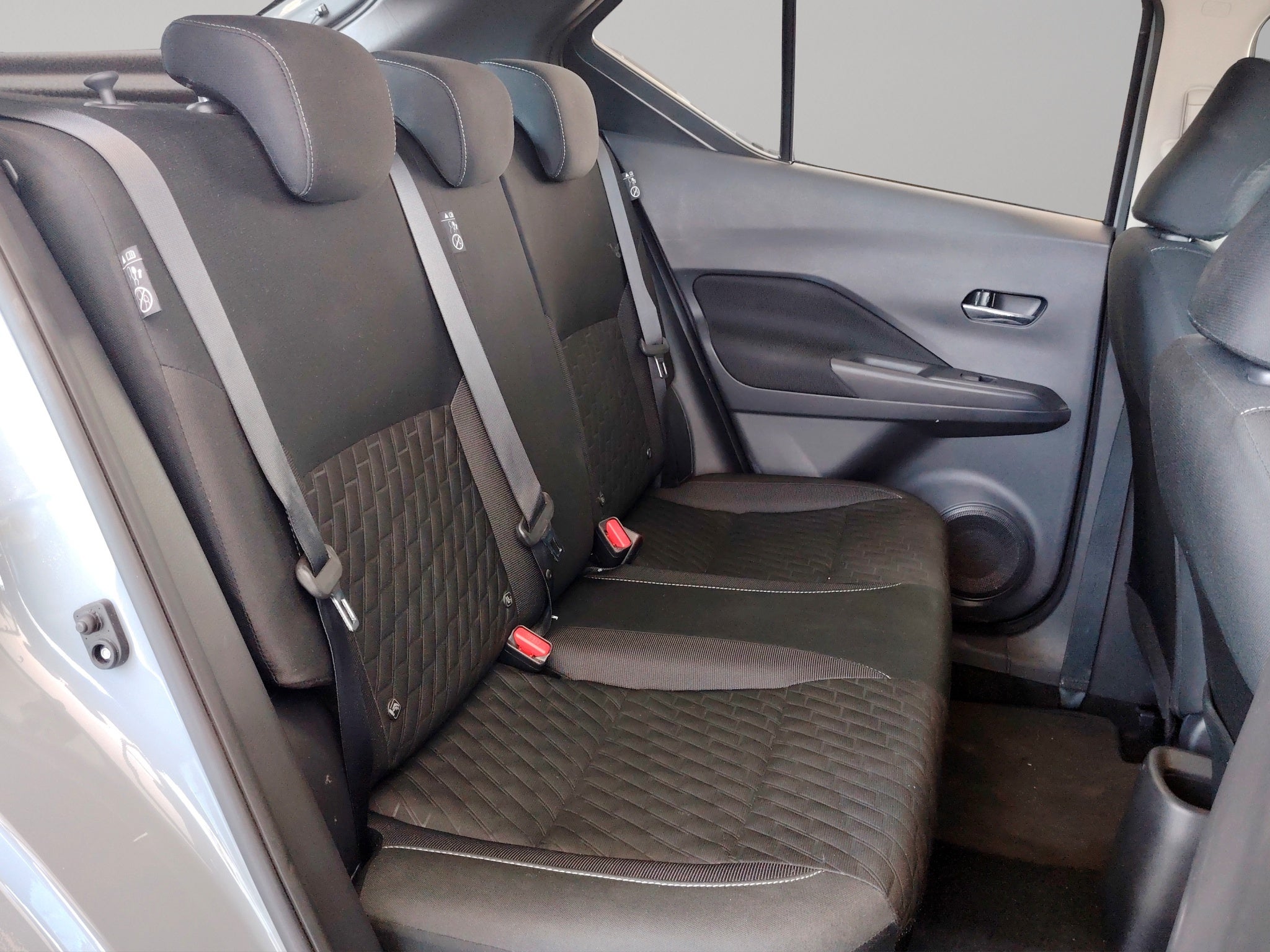 2025 Nissan Kicks VUD 5 pts. Play Advance, 1.6l, TM5, RA-17 (línea nueva)
