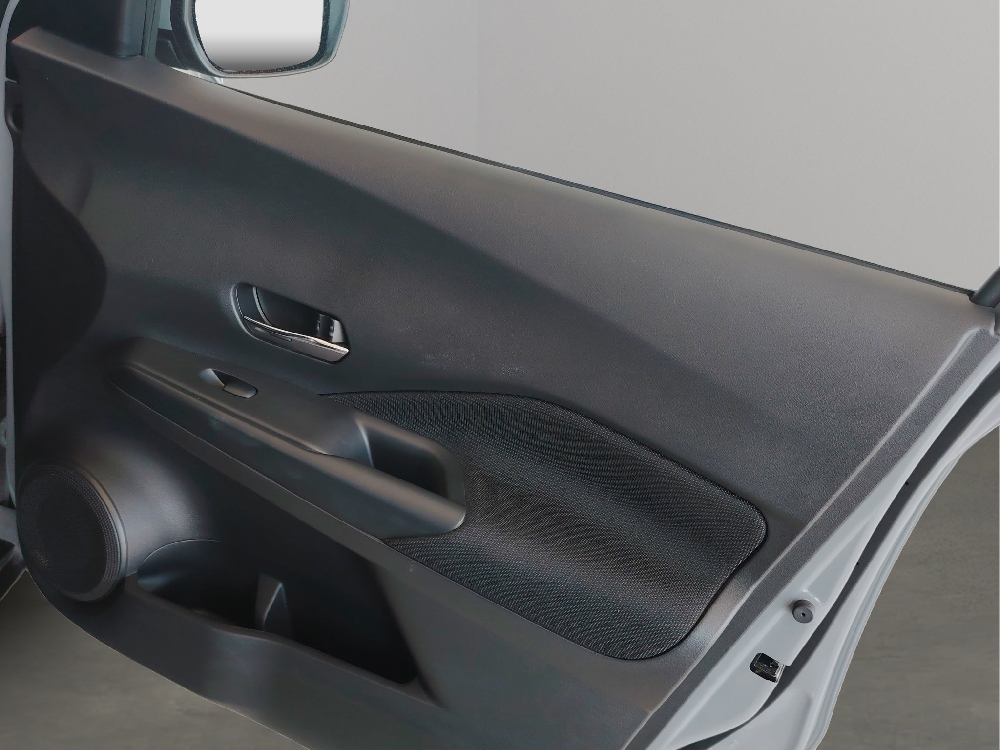 2025 Nissan Kicks VUD 5 pts. Play Advance, 1.6l, TM5, RA-17 (línea nueva)
