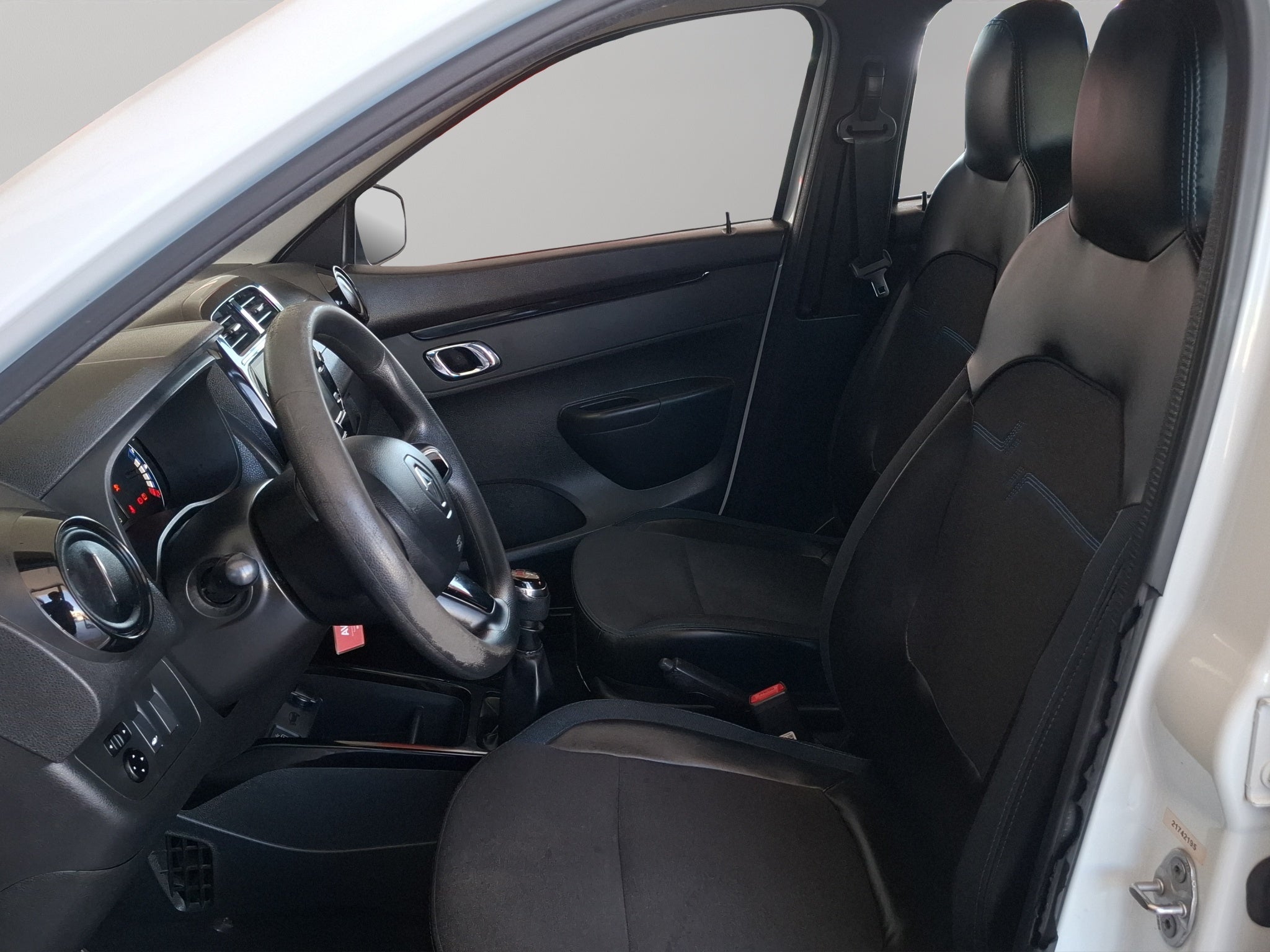 2023 Renault Kwid 5 pts. HB Iconic, TM5, a/ac., pantalla touch 8