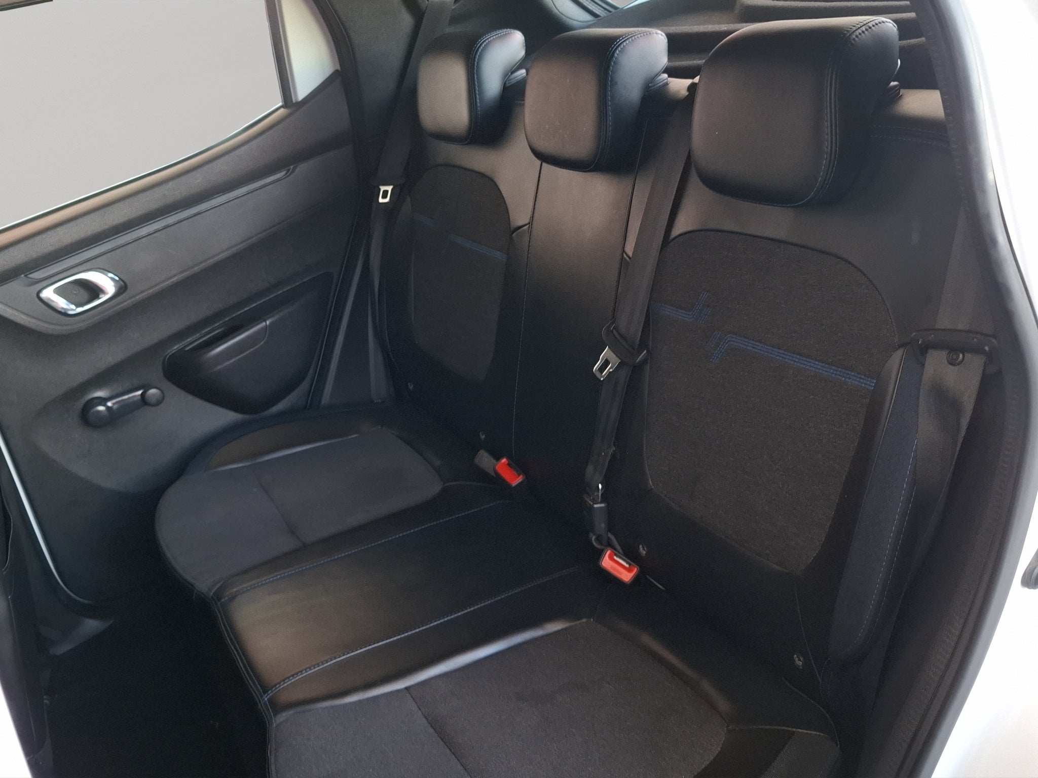 2023 Renault Kwid 5 pts. HB Iconic, TM5, a/ac., pantalla touch 8