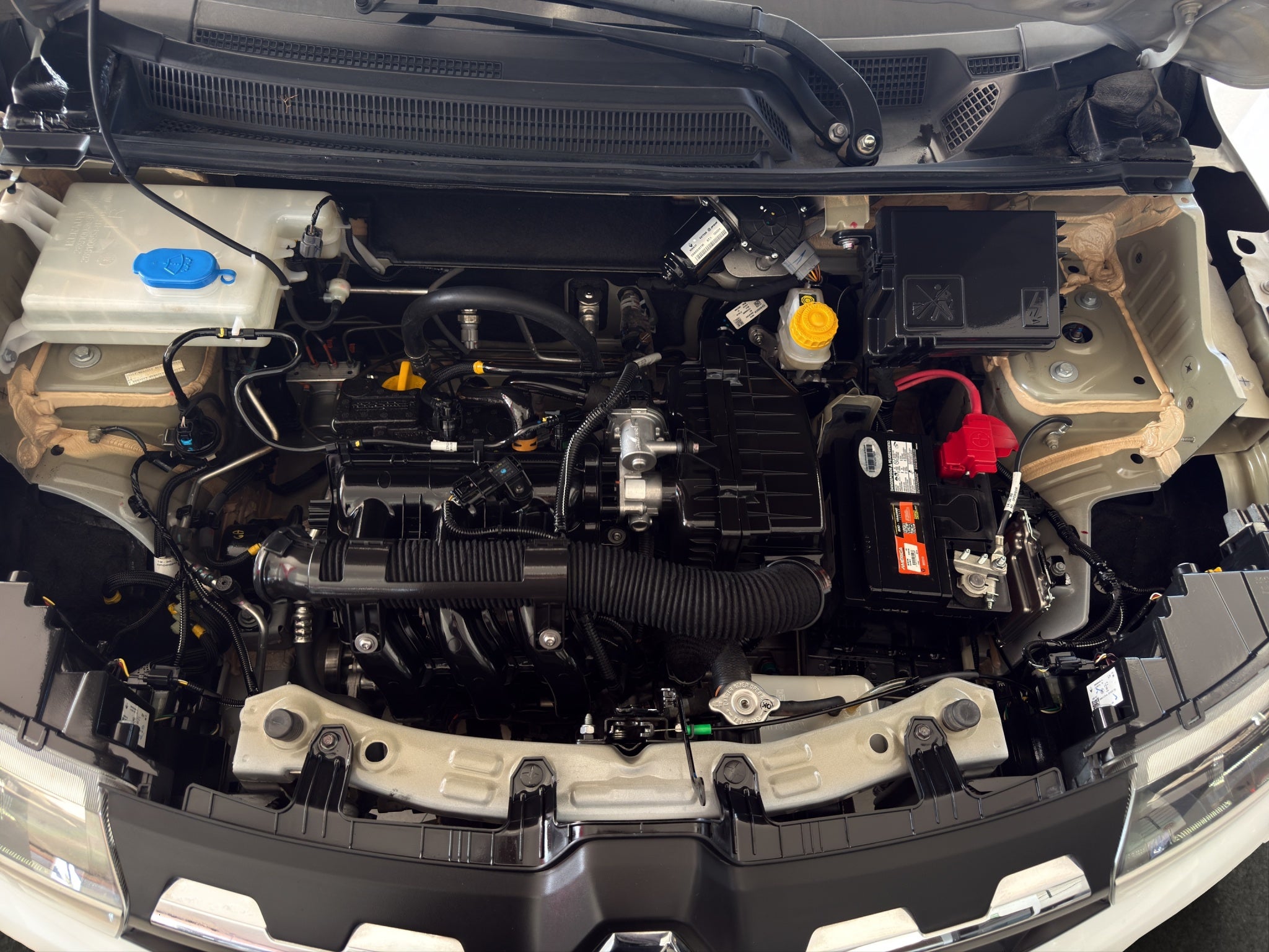 2025 Renault Kwid 5 pts. HB Iconic, TM5, a/ac., pantalla touch 8