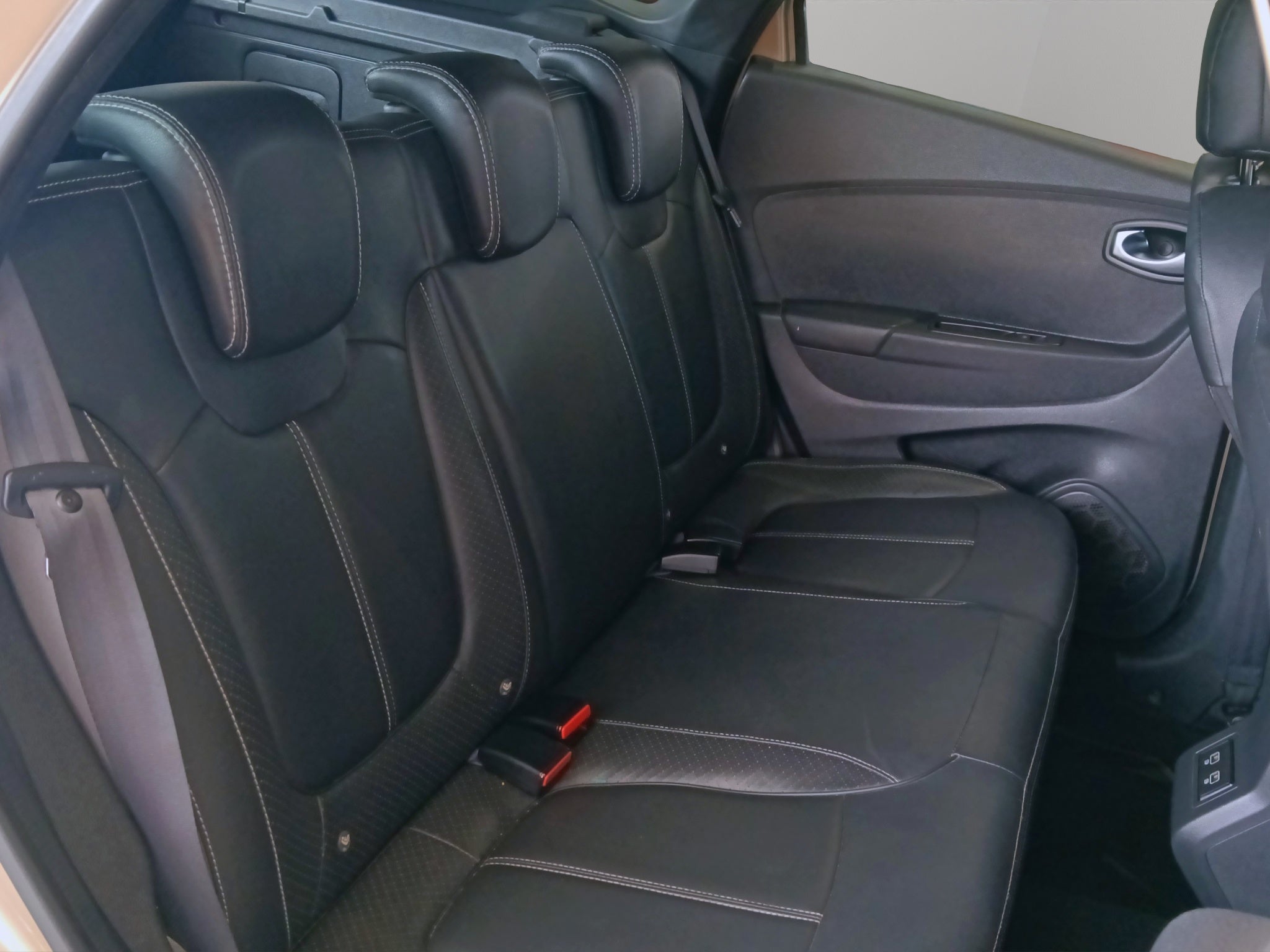 2022 Renault Captur VUD 5 pts. Iconic, TA, piel, GPS, RA-18