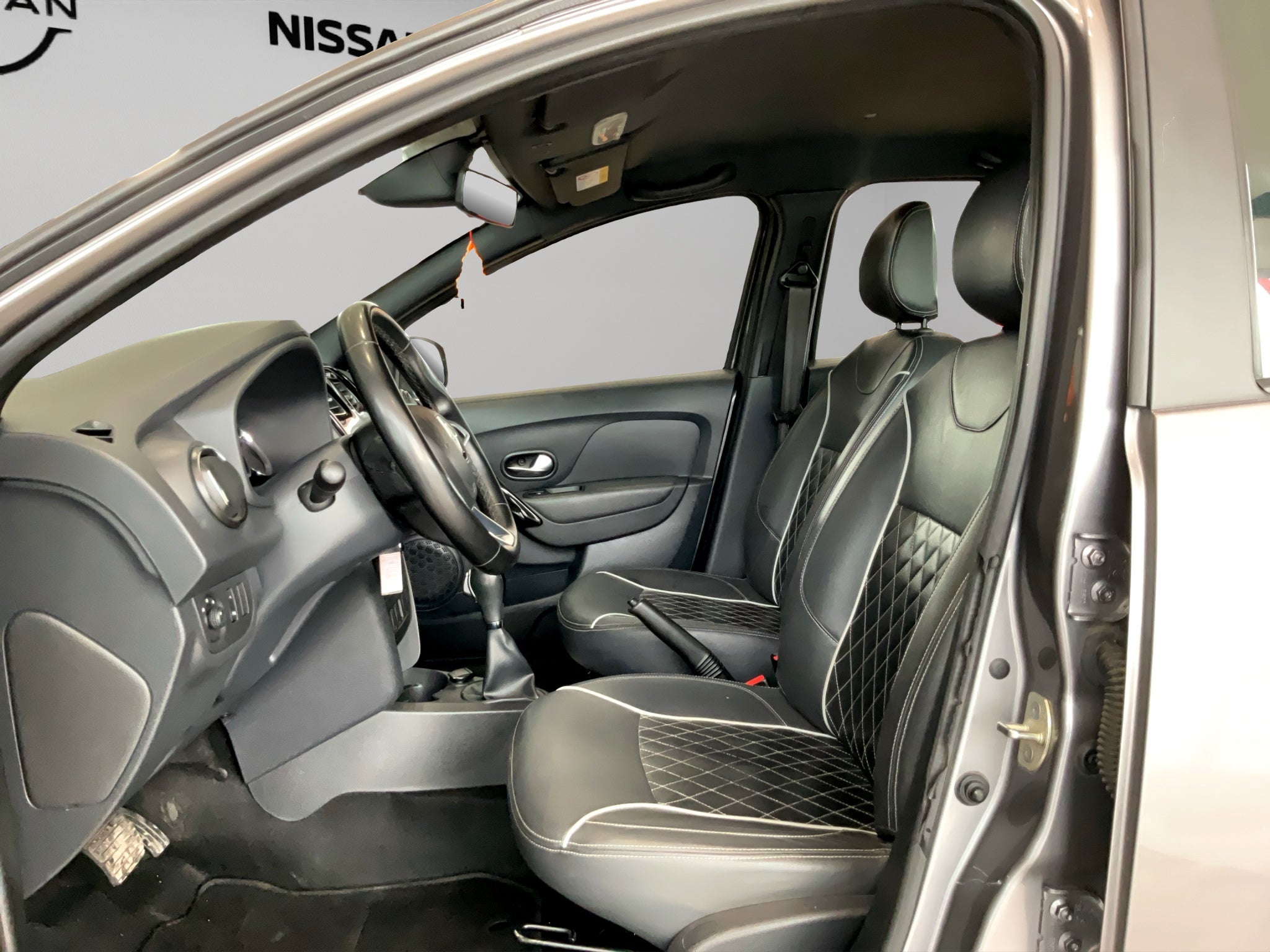 2023 Renault Logan 4 pts. Intens, 1.6l, TM5, RA-16 (línea nueva)