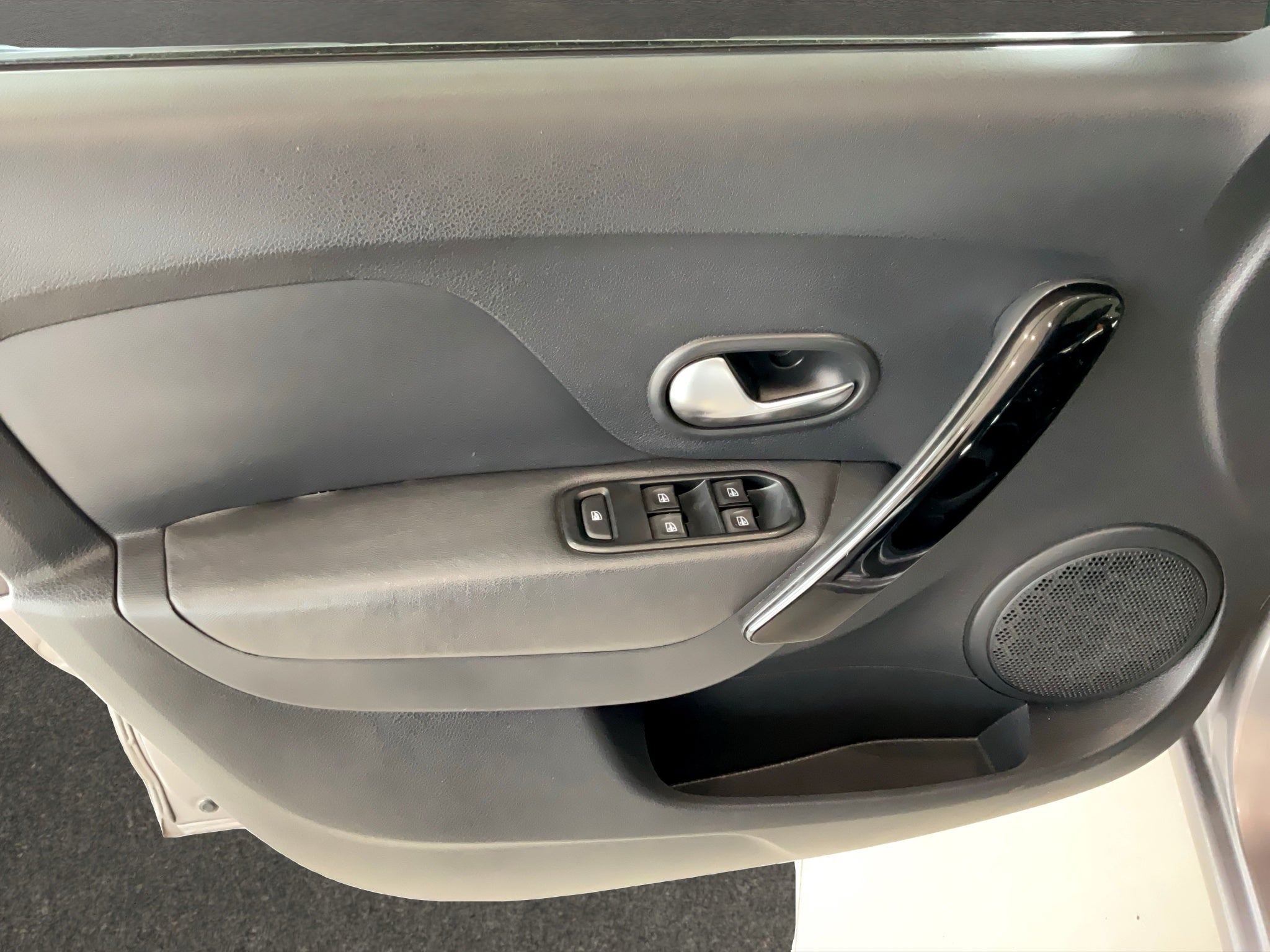 2023 Renault Logan 4 pts. Intens, 1.6l, TM5, RA-16 (línea nueva)