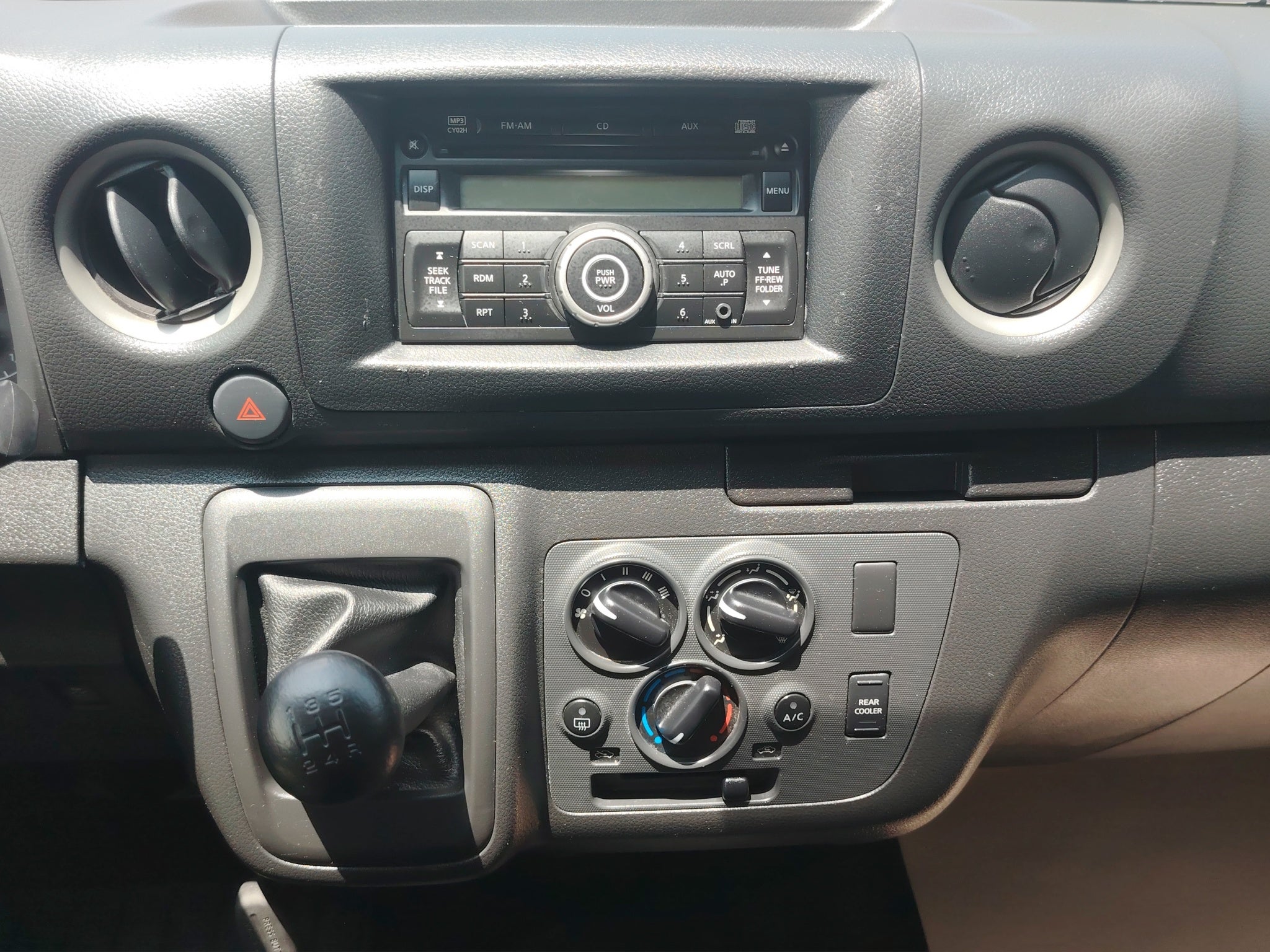 2025 Nissan Urvan Pasajeros 4 pts. Amplia, TM5, a/ac., desem. tras., 14 pas.