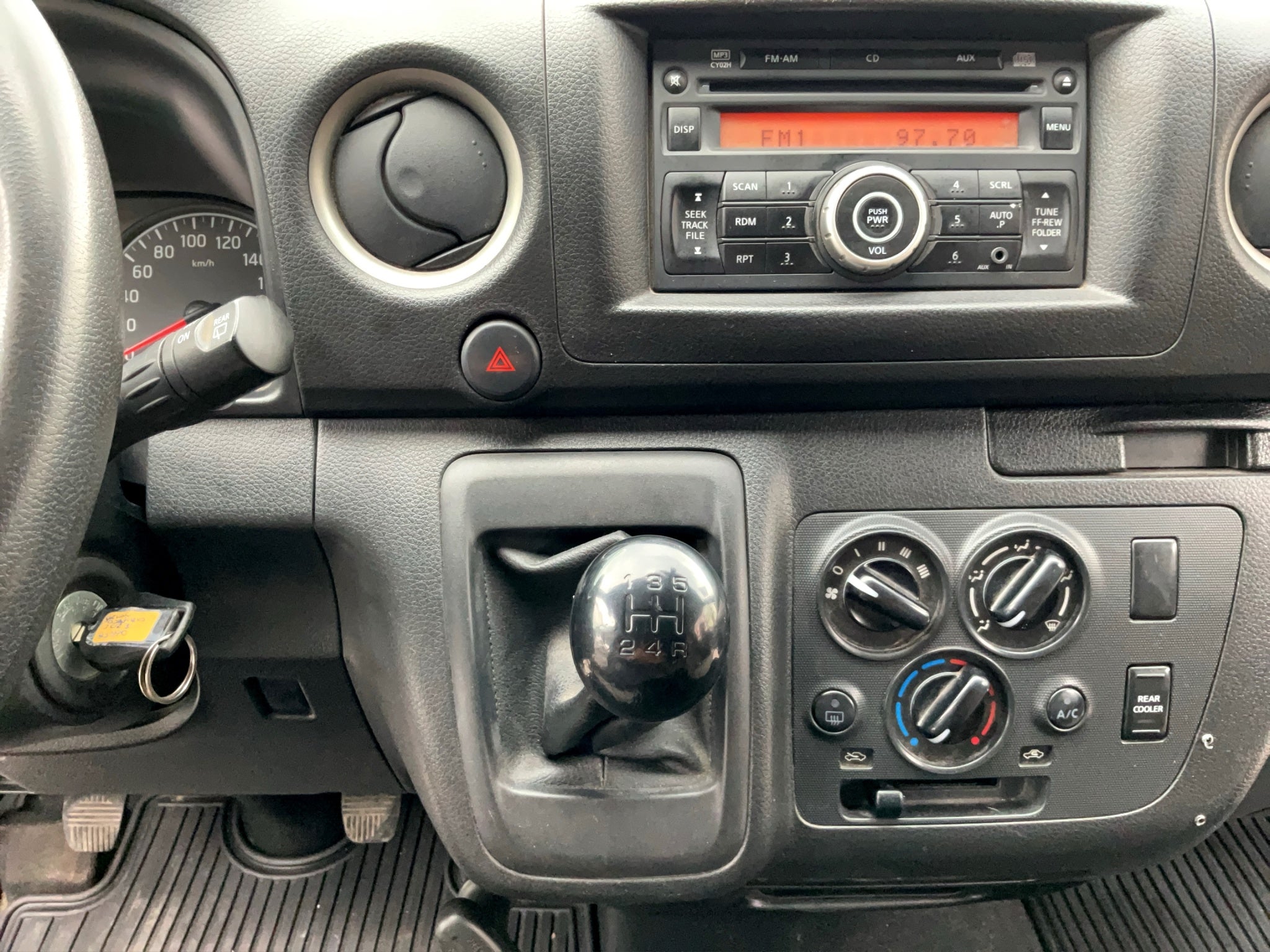 2023 Nissan Urvan Pasajeros 4 pts. Amplia, TM5, a/ac., desem. tras., 14 pas.