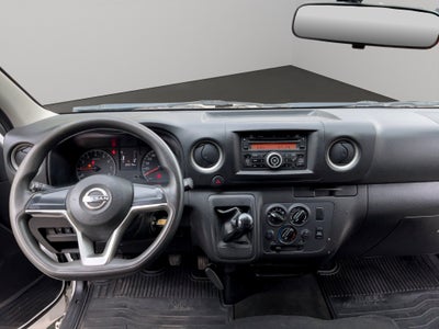 2023 Nissan Urvan Pasajeros 4 pts. Amplia, TM5, a/ac., desem. tras., 14 pas.