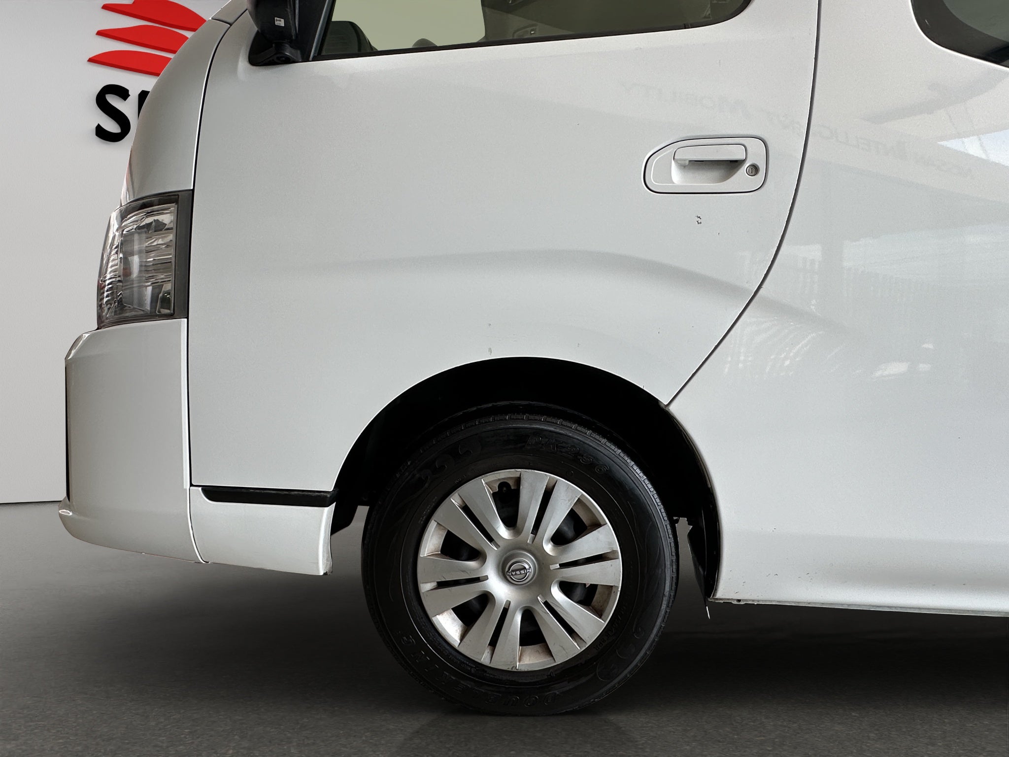 2023 Nissan Urvan Pasajeros 4 pts. Amplia, TM5, a/ac., desem. tras., 14 pas.