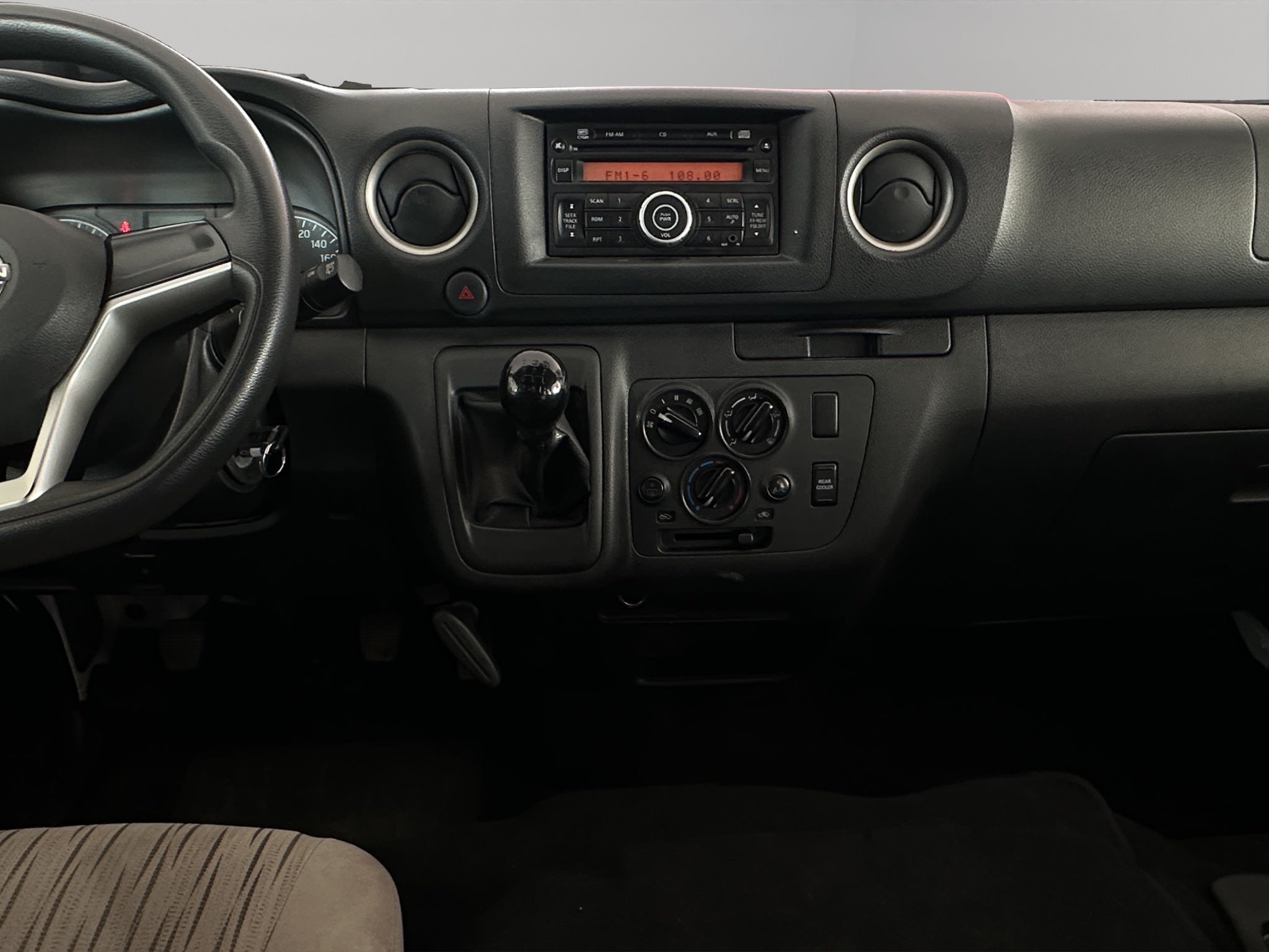 2023 Nissan Urvan Pasajeros 4 pts. Amplia, TM5, a/ac., desem. tras., 14 pas.