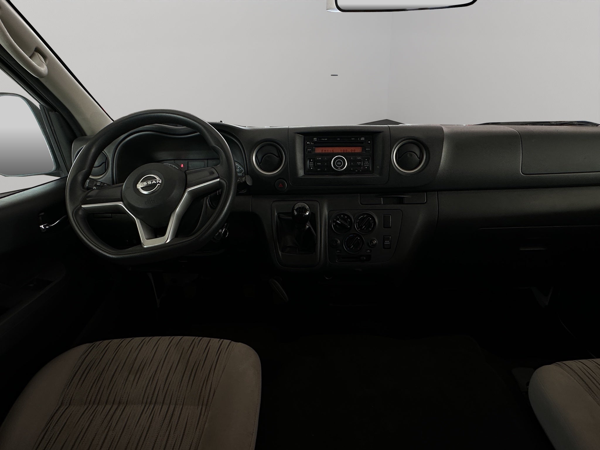 2023 Nissan Urvan Pasajeros 4 pts. Amplia, TM5, a/ac., desem. tras., 14 pas.
