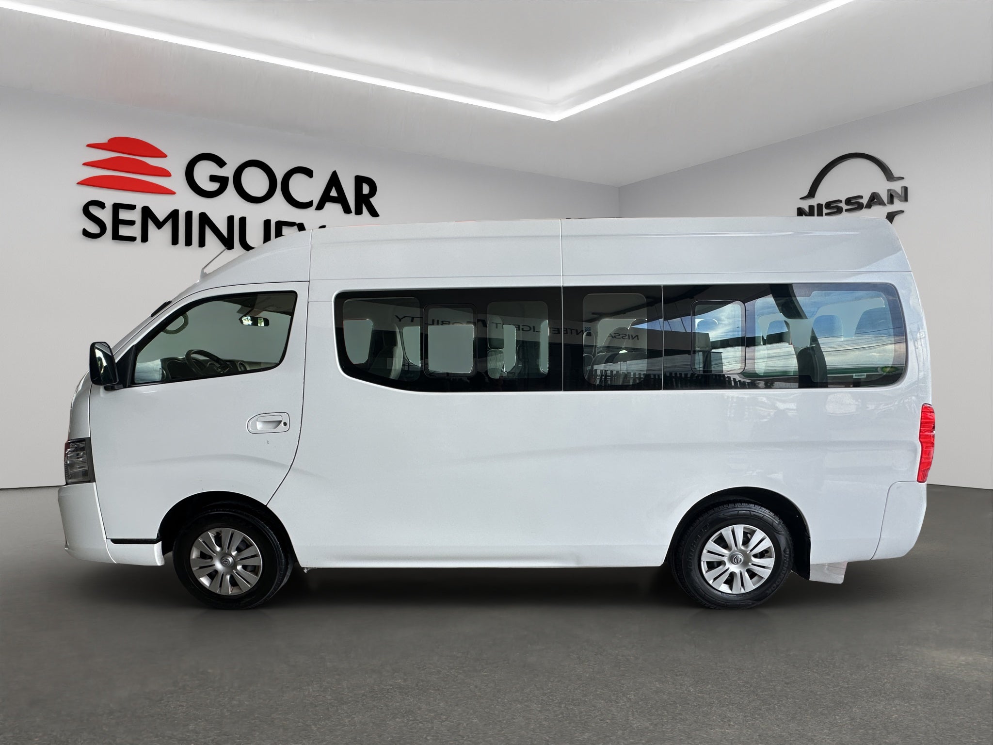 2023 Nissan Urvan Pasajeros 4 pts. Amplia, TM5, a/ac., desem. tras., 14 pas.
