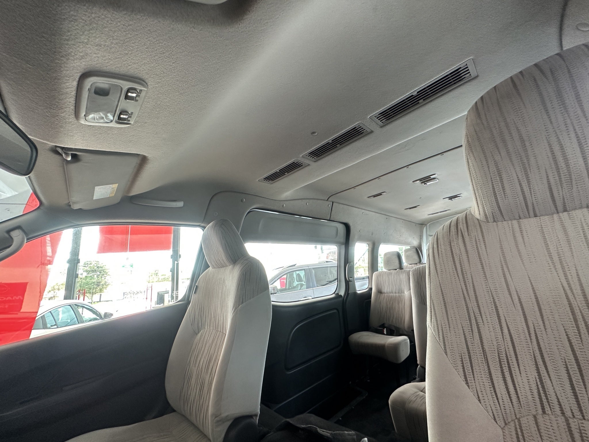 2023 Nissan Urvan Pasajeros 4 pts. Amplia, TM5, a/ac., desem. tras., 14 pas.