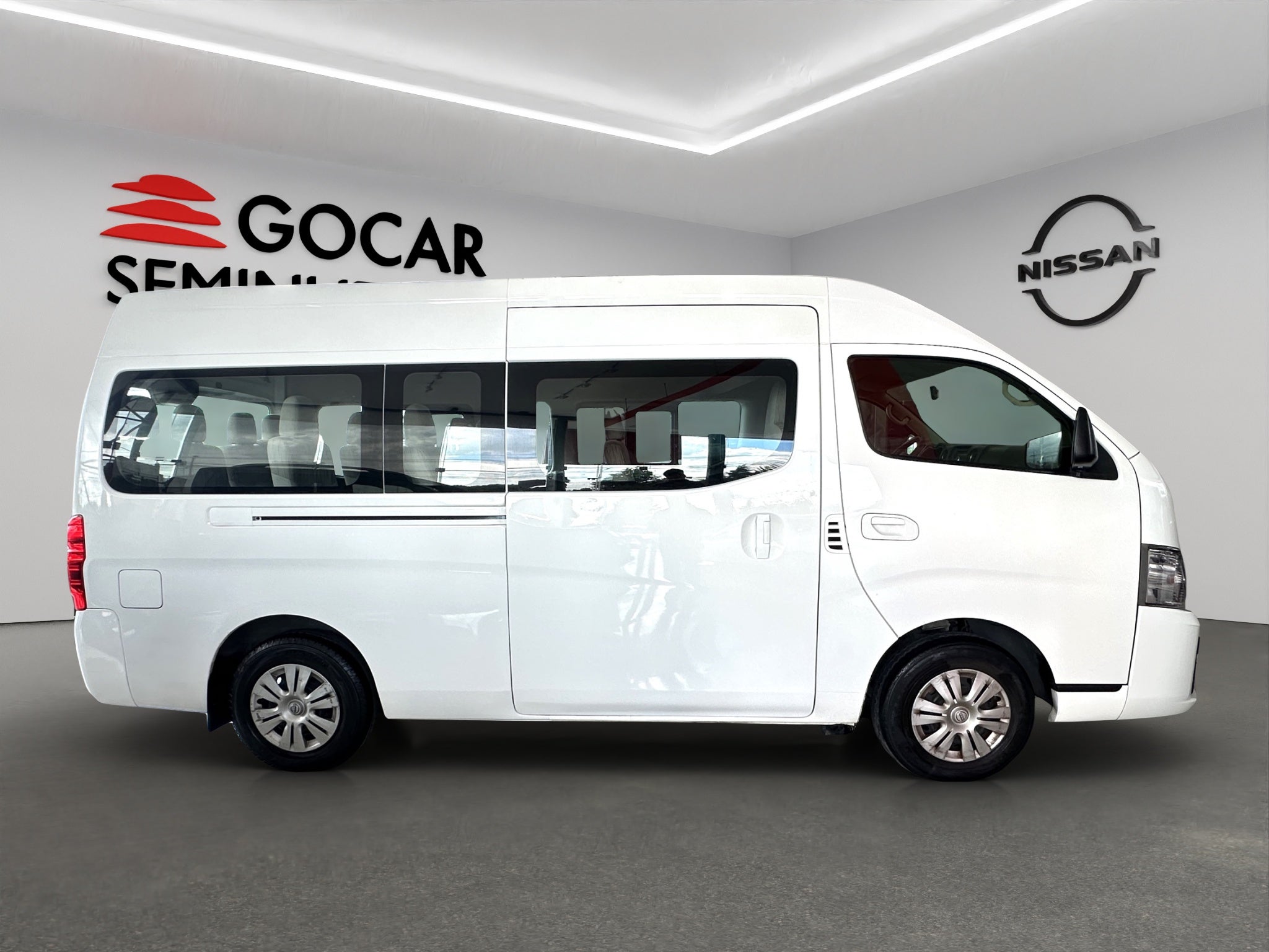 2023 Nissan Urvan Pasajeros 4 pts. Amplia, TM5, a/ac., desem. tras., 14 pas.