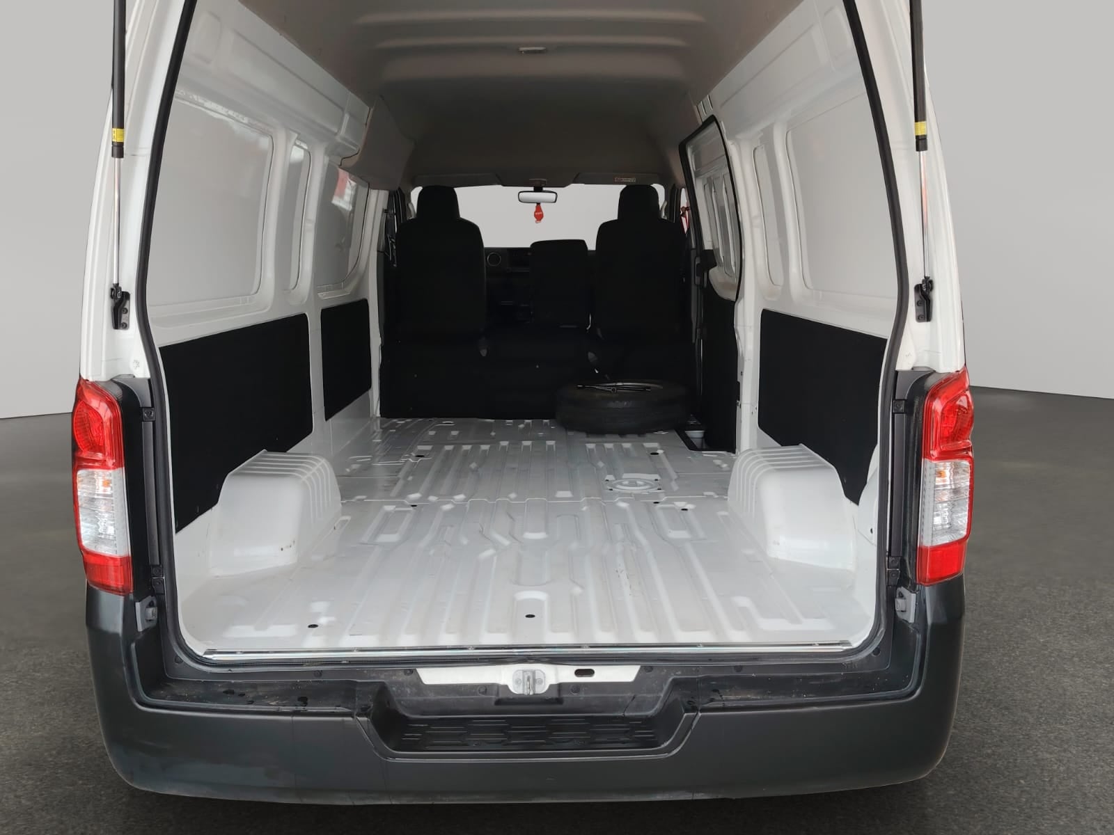 2024 Nissan Comerciales Urvan Panel 4 pts. Amplia, TM5, a/ac.