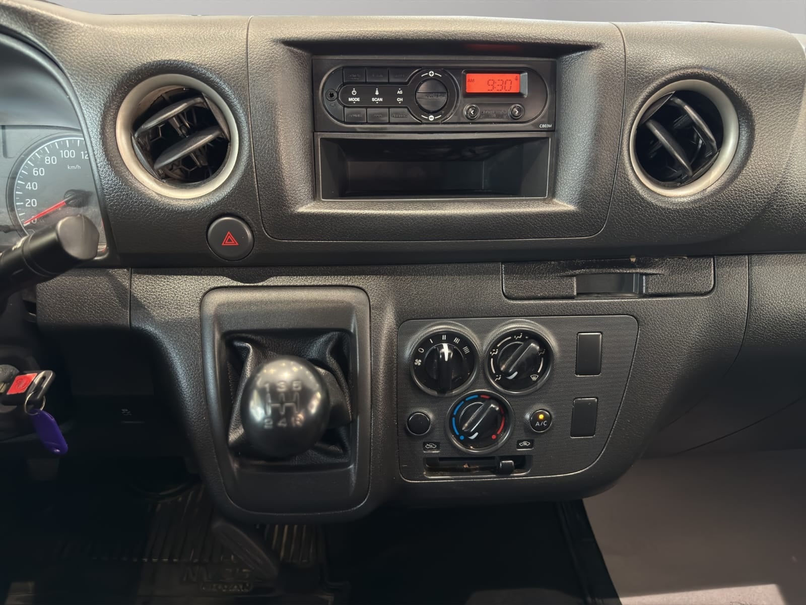 2024 Nissan Comerciales Urvan Panel 4 pts. Amplia, TM5, a/ac.