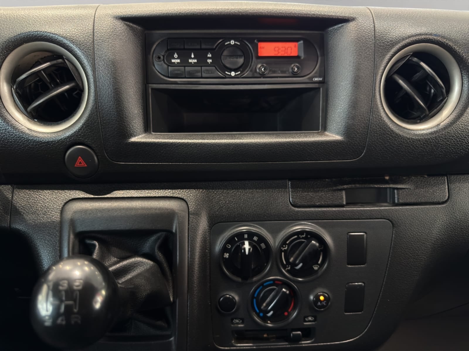 2024 Nissan Comerciales Urvan Panel 4 pts. Amplia, TM5, a/ac.