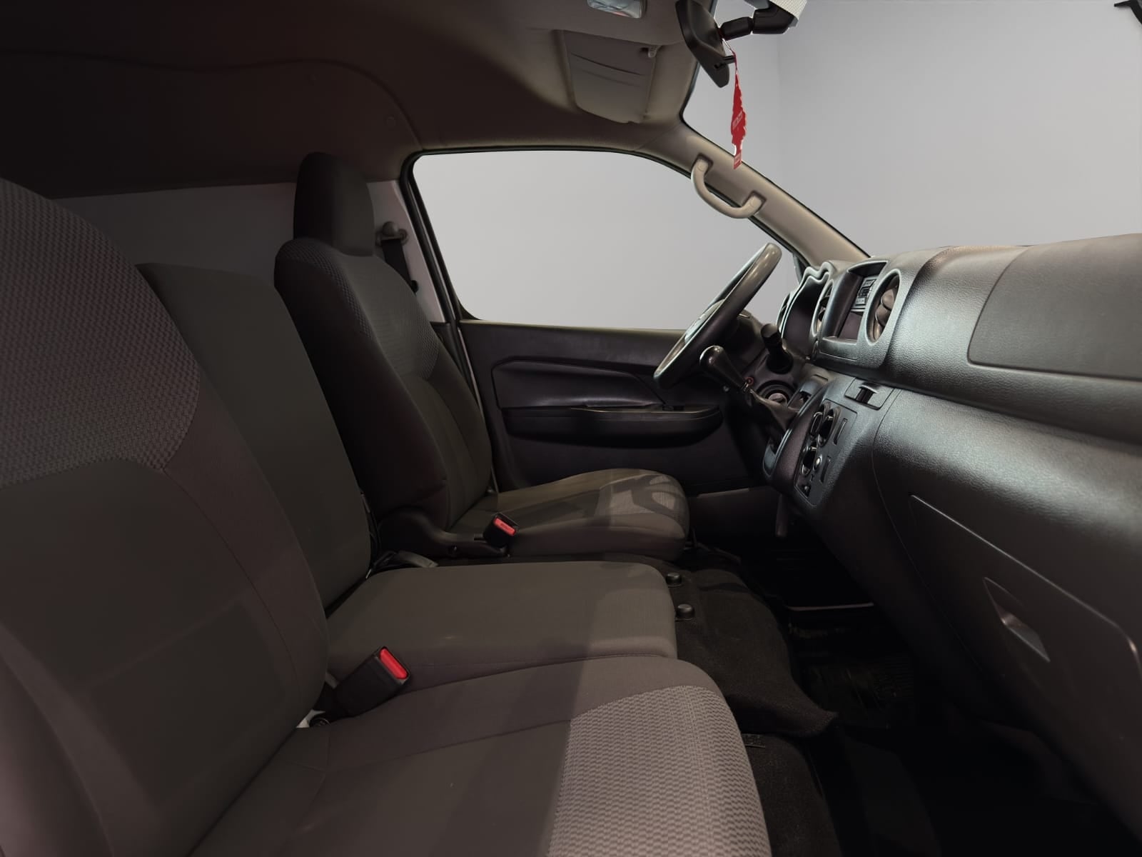 2024 Nissan Comerciales Urvan Panel 4 pts. Amplia, TM5, a/ac.