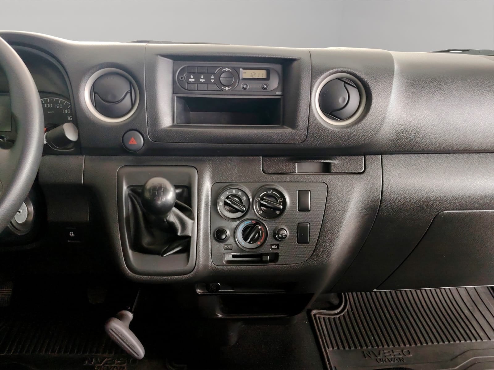 2024 Nissan Comerciales Urvan Panel 4 pts. Amplia, TM5, a/ac.